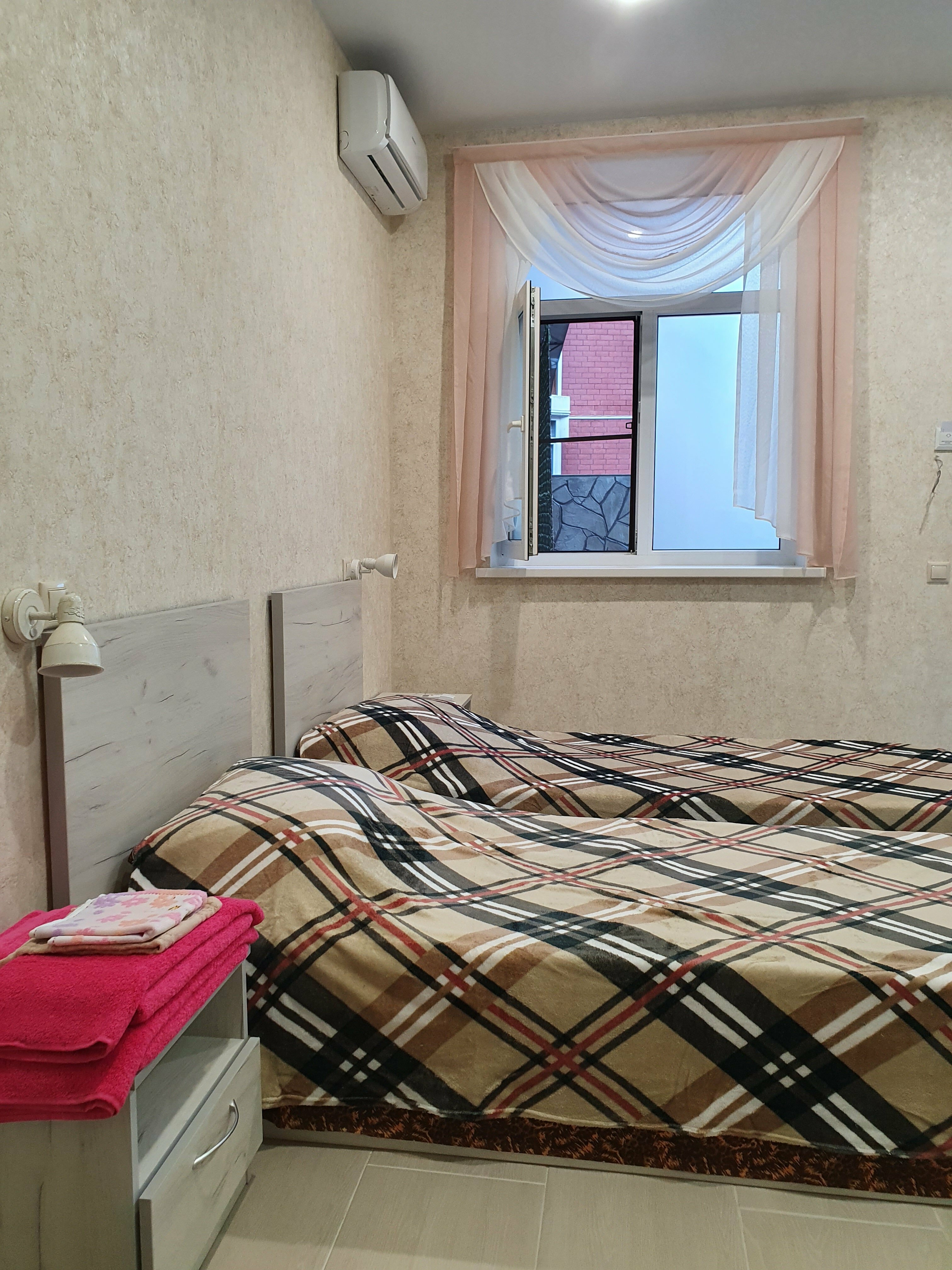 Двухместный номер с 1 кроватью или двумя отдельными кроватями, мини кухней и душевой.