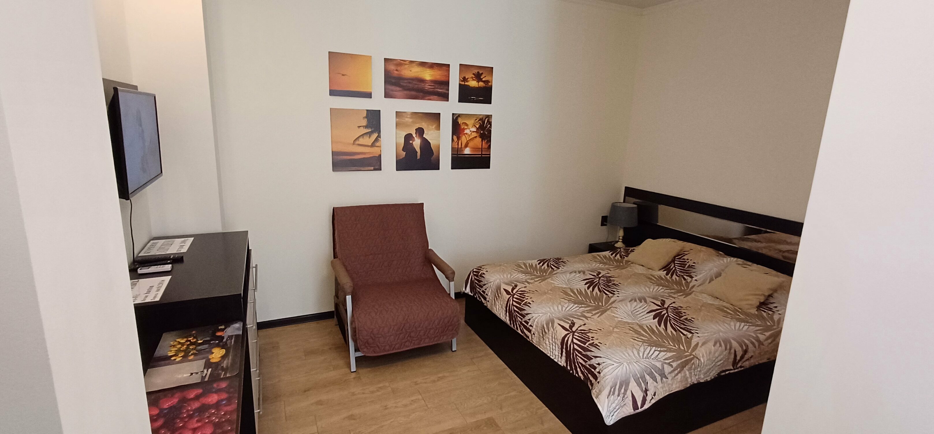 Номер делюкс с большой двухспальной кроватью