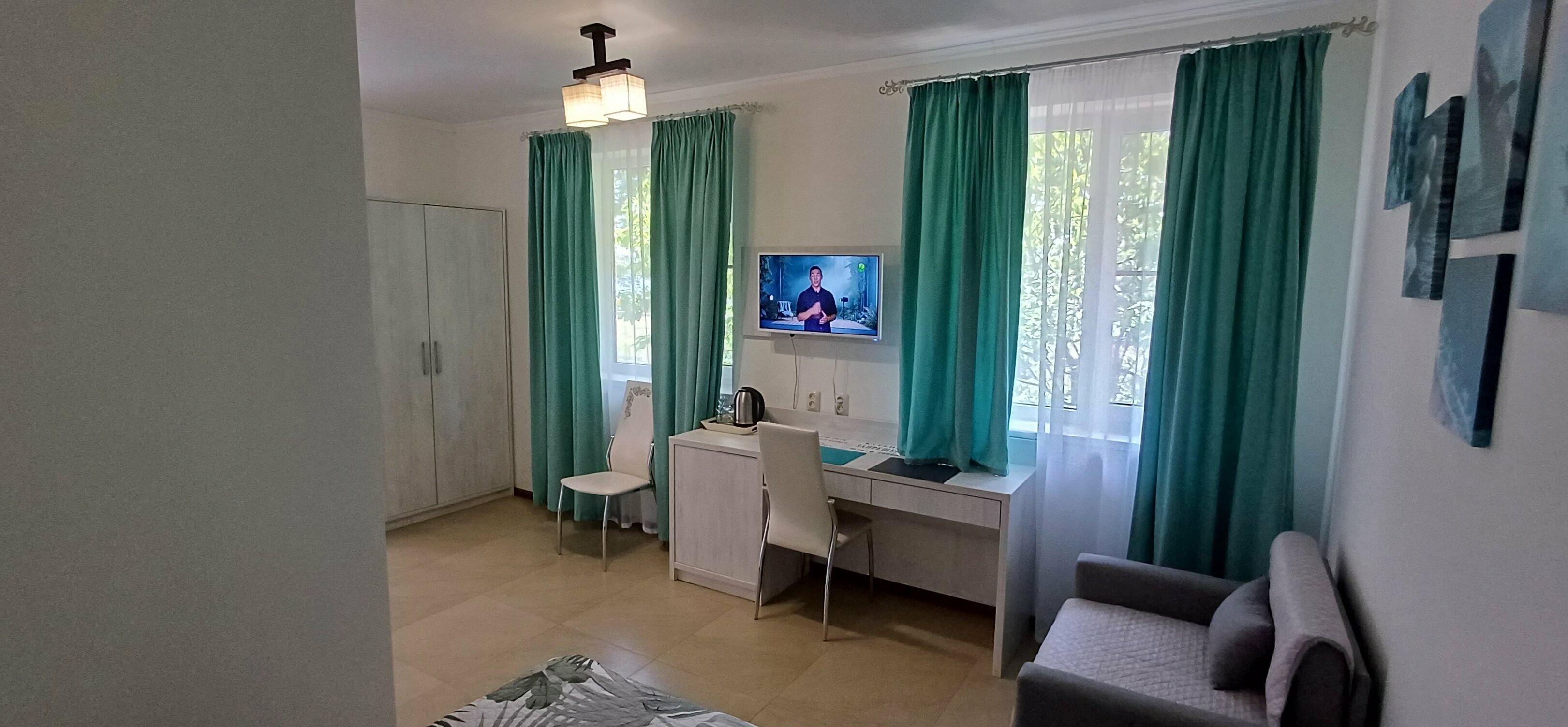 Номер делюкс с большой двухспальной кроватью