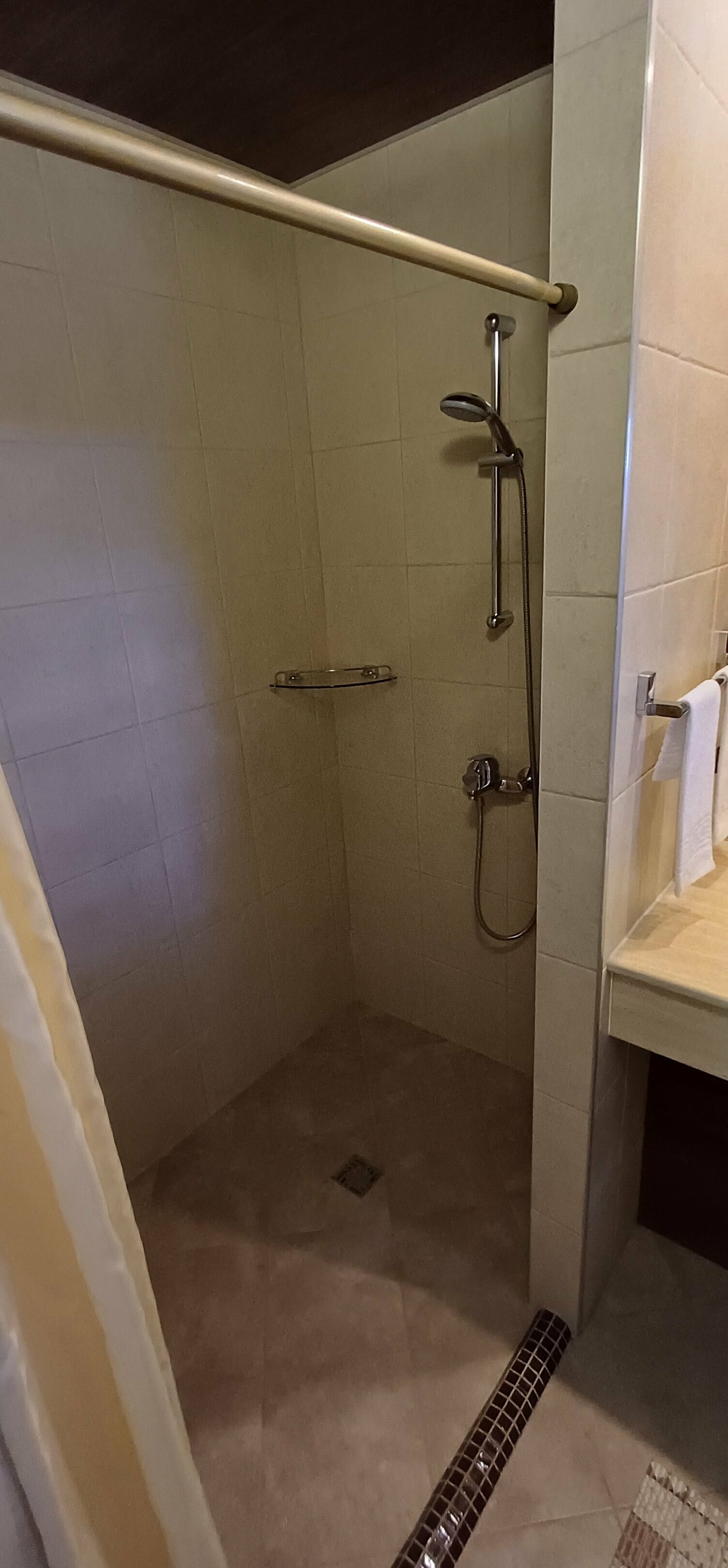 Трехместный номер делюкс с большой двухспальной кроватью и диванчиком