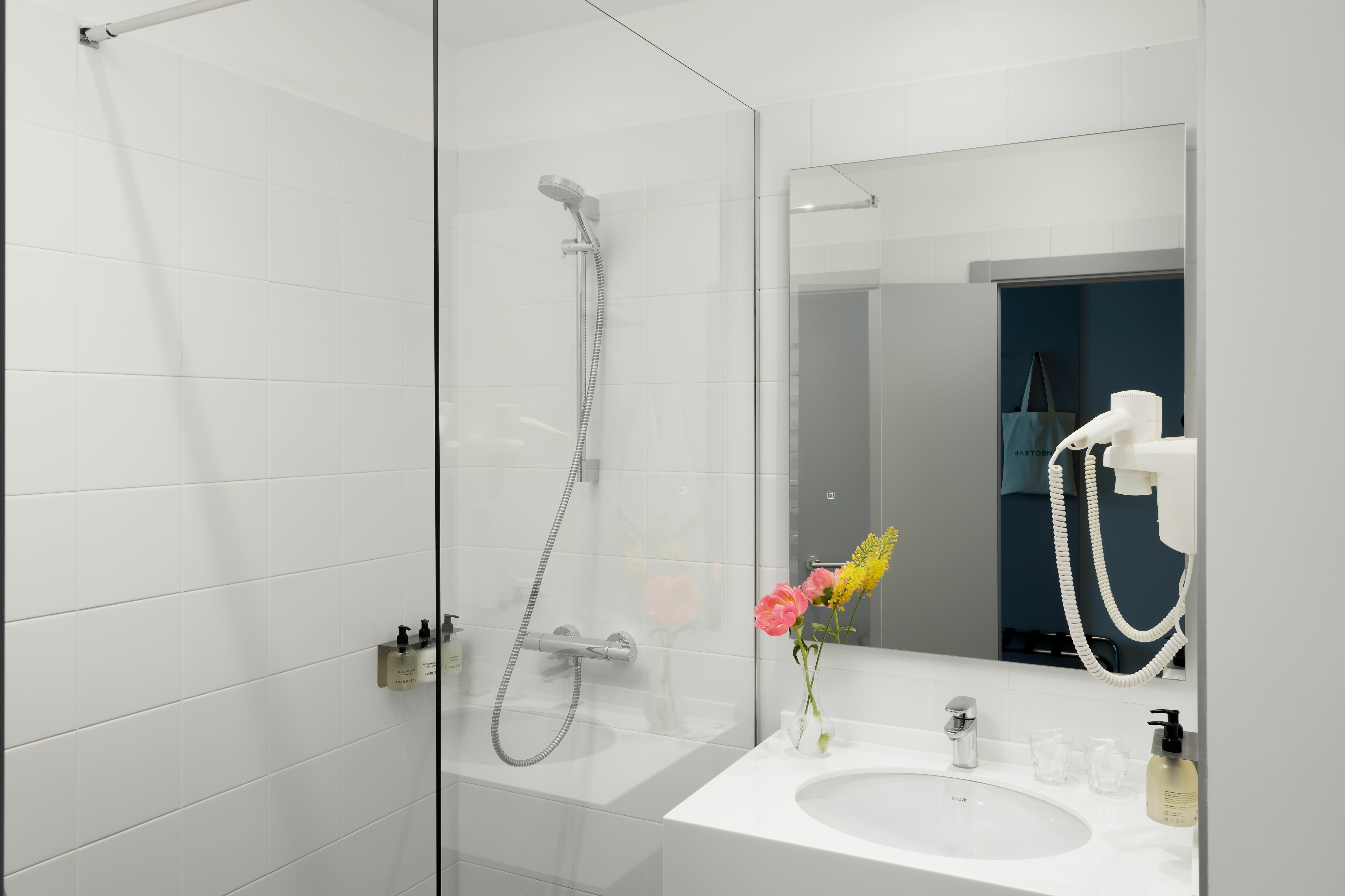 Стандартный двухместный номер с 1 кроватью или 2 отдельными кроватями с доступом в термальную зону и бассейн и видом на реку