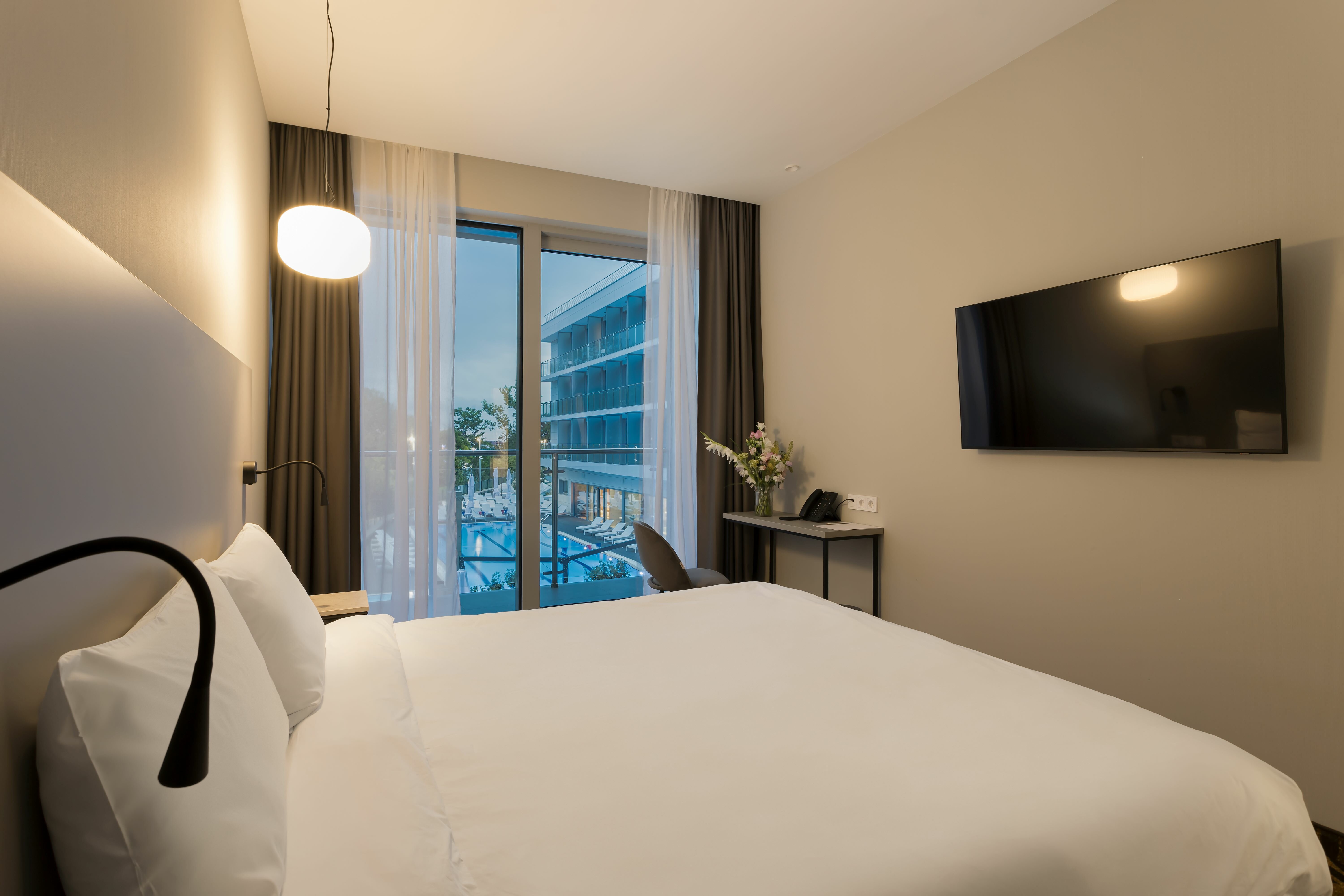 Люкс с доступом в термальную зону и бассейн и видом на реку