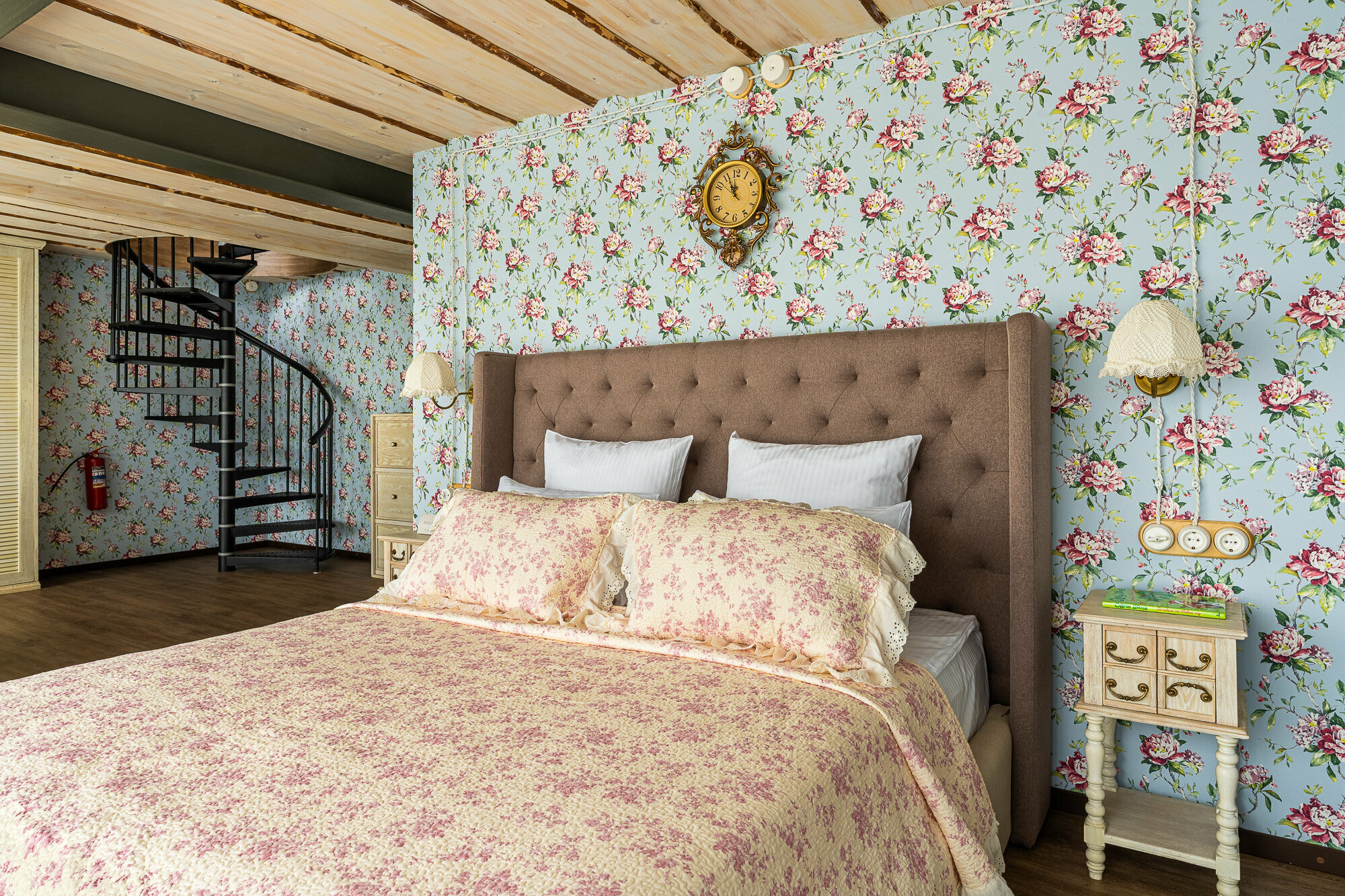 Дом "Парящий, с библиотекой.