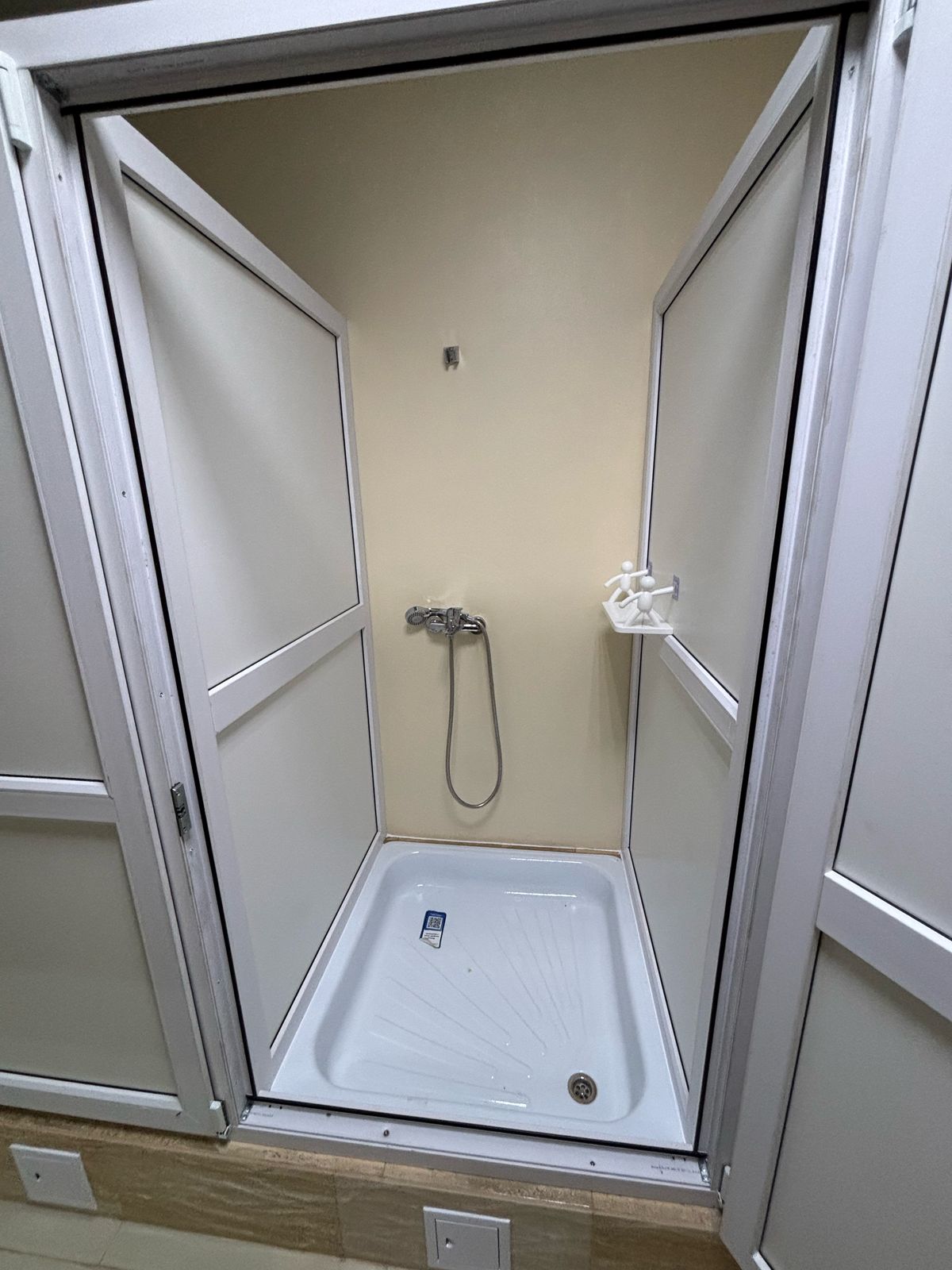 Односпальная кровать в общем номере