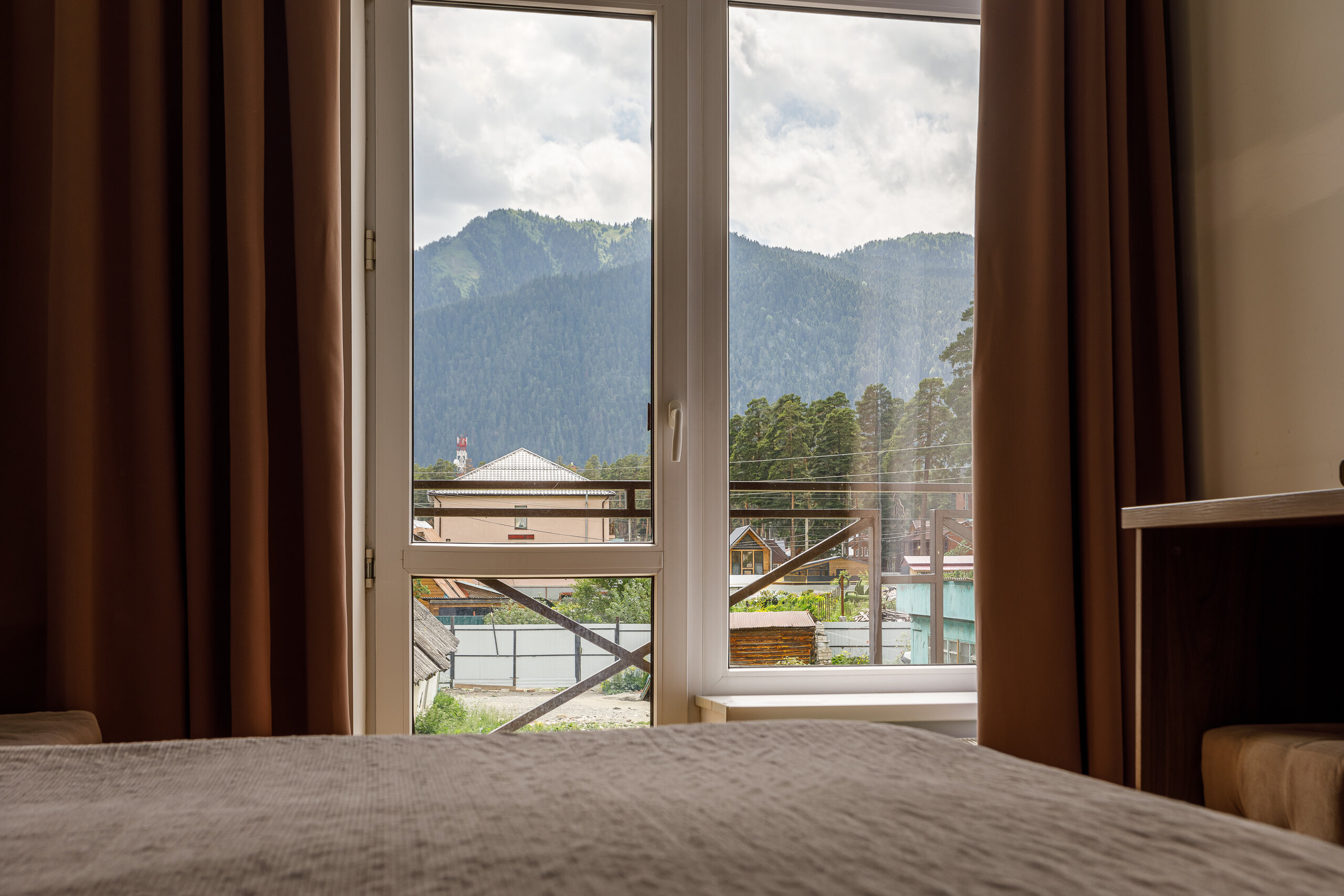 Трехместный номер с видом на горы