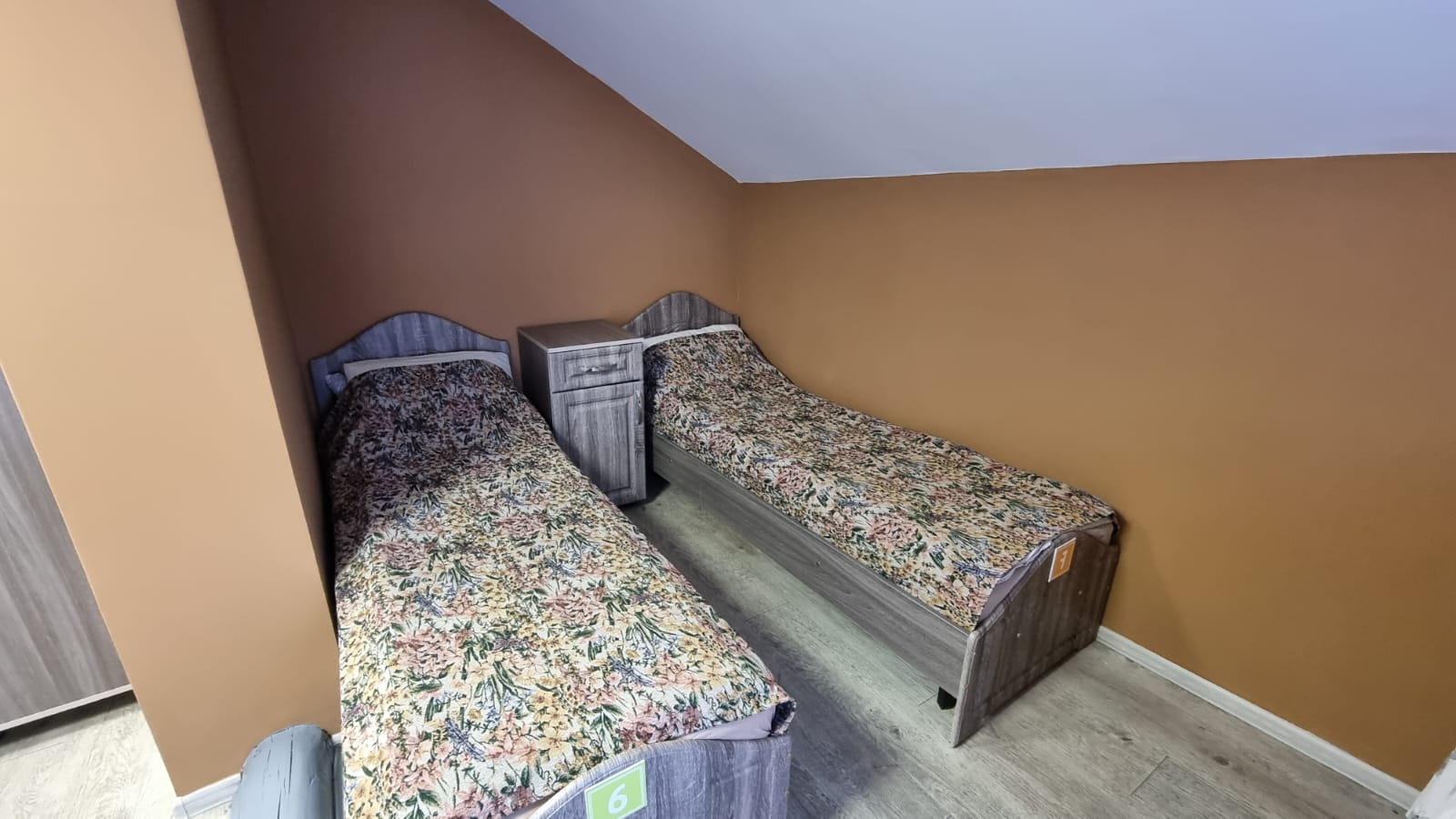 Односпальная кровать в общем номере с 6 кроватями