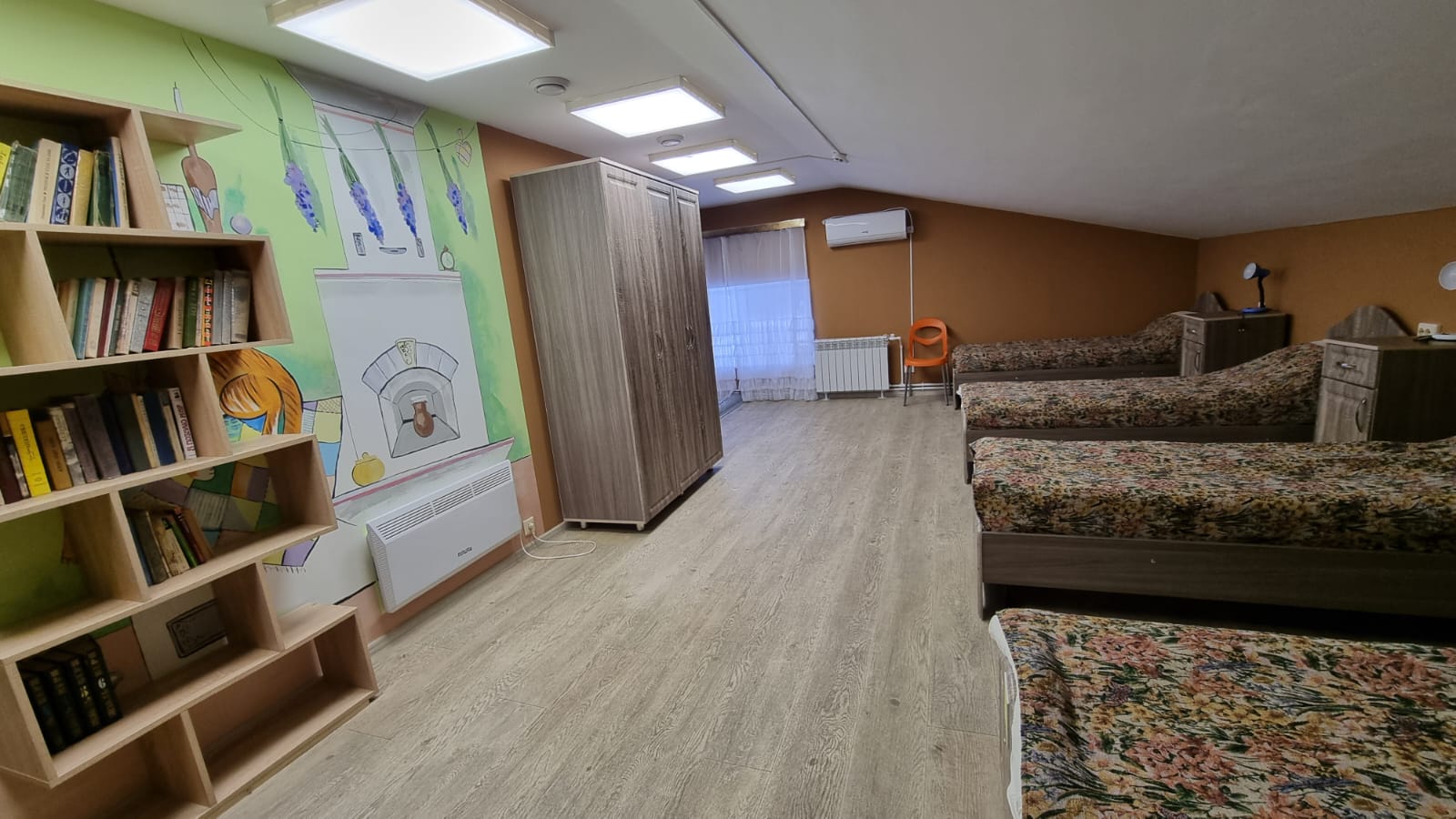 Односпальная кровать в общем номере с 6 кроватями