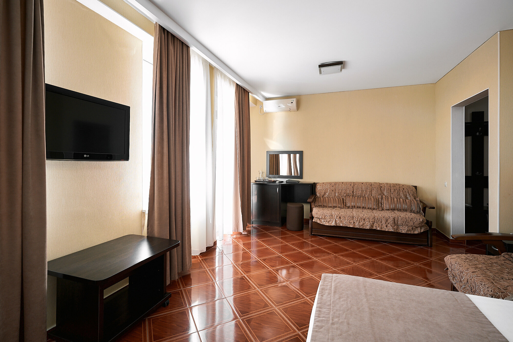 Семейный с балконом (вид на бассейн)