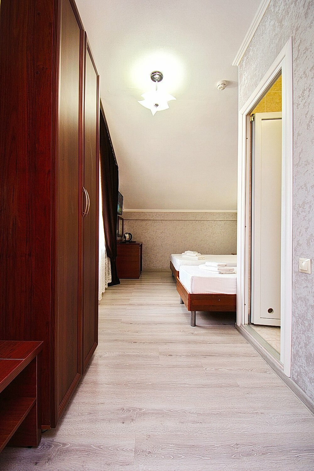 Трехместный номер с маленьким балконом