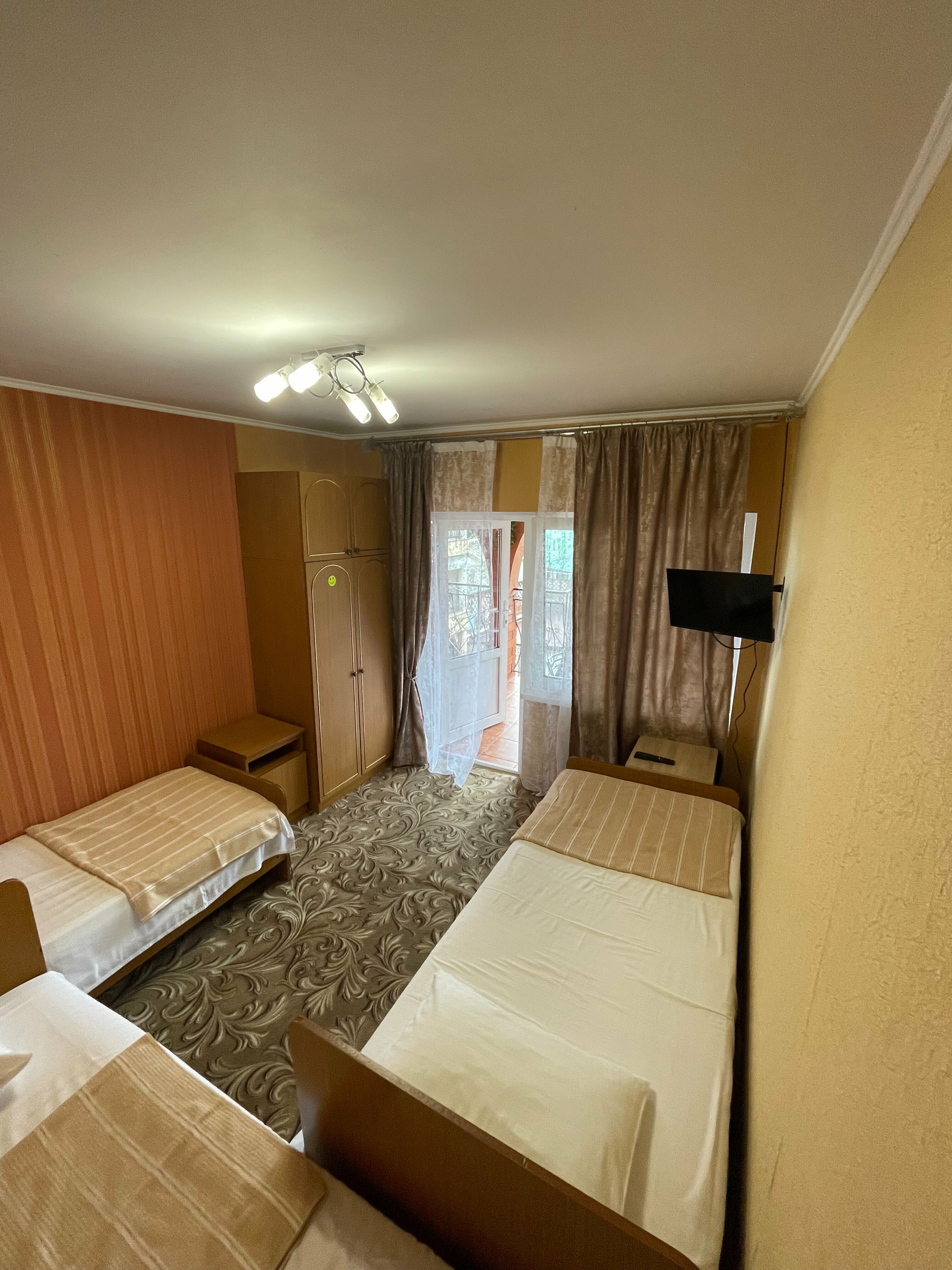Трехместный номер с балконом