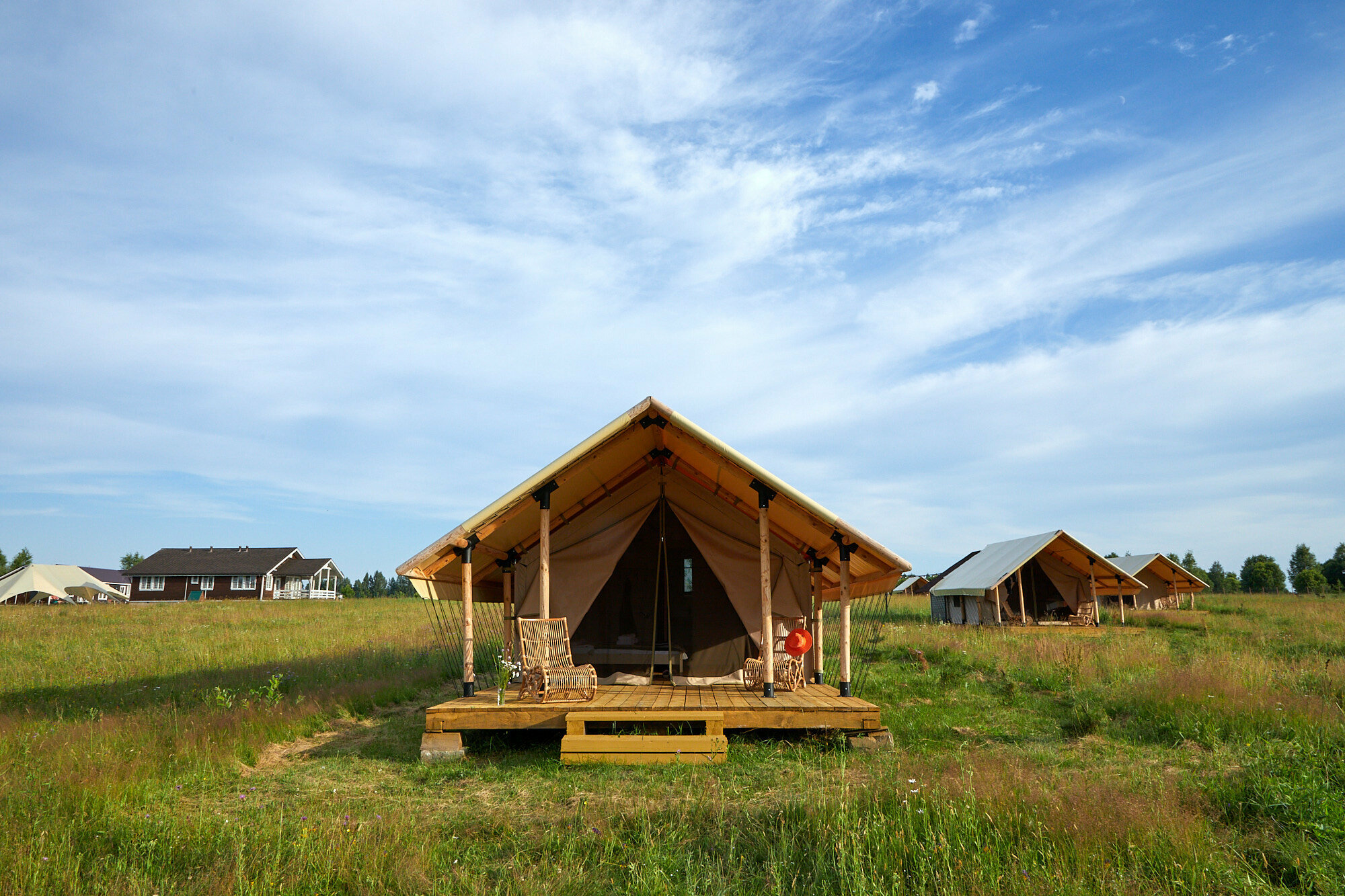 Двухместный Сафари-тент с 1 кроватью, террасой, собственным туалетом и душем.