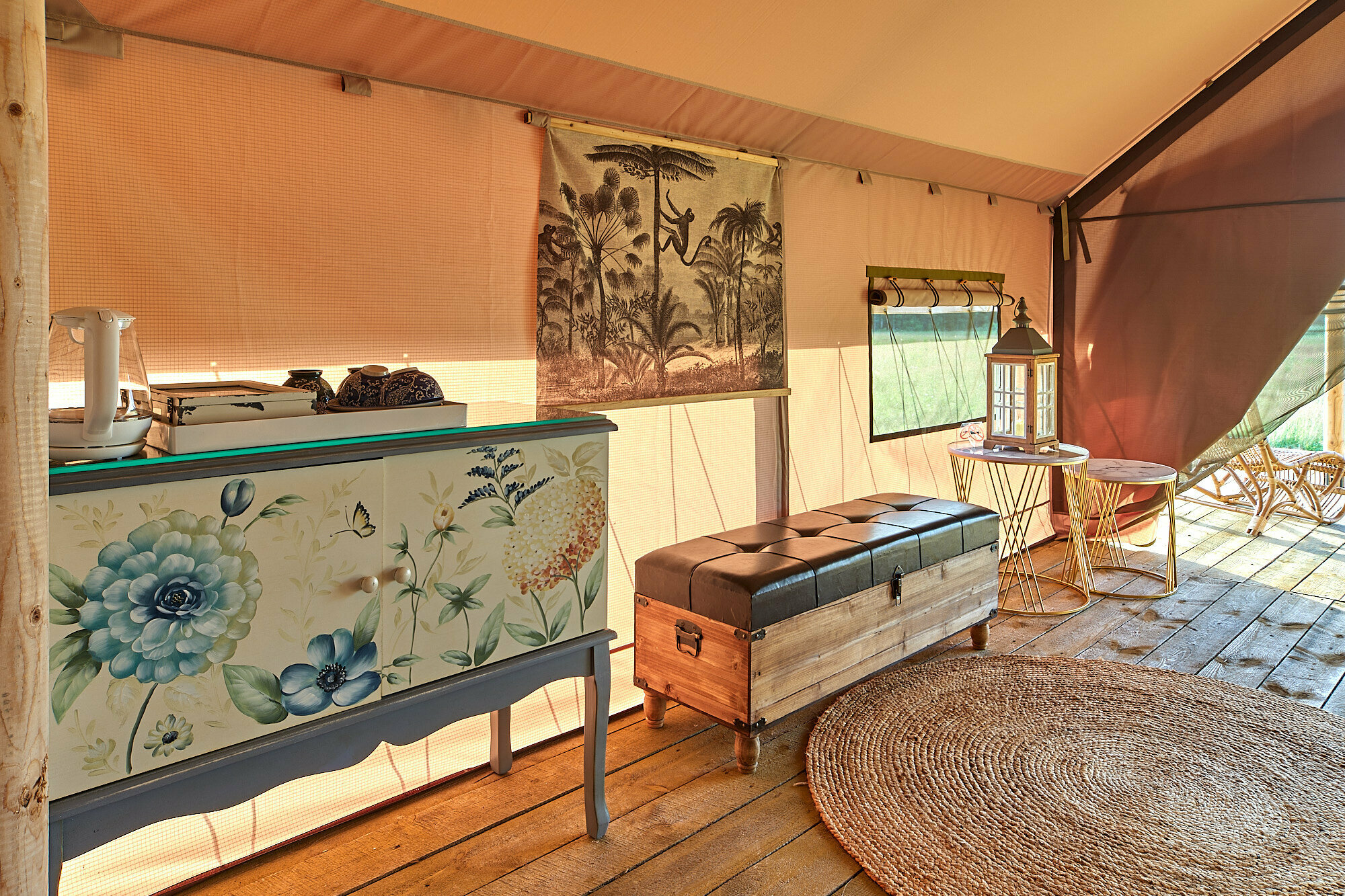 Двухместный Сафари-тент с 1 кроватью, террасой, собственным туалетом и душем.