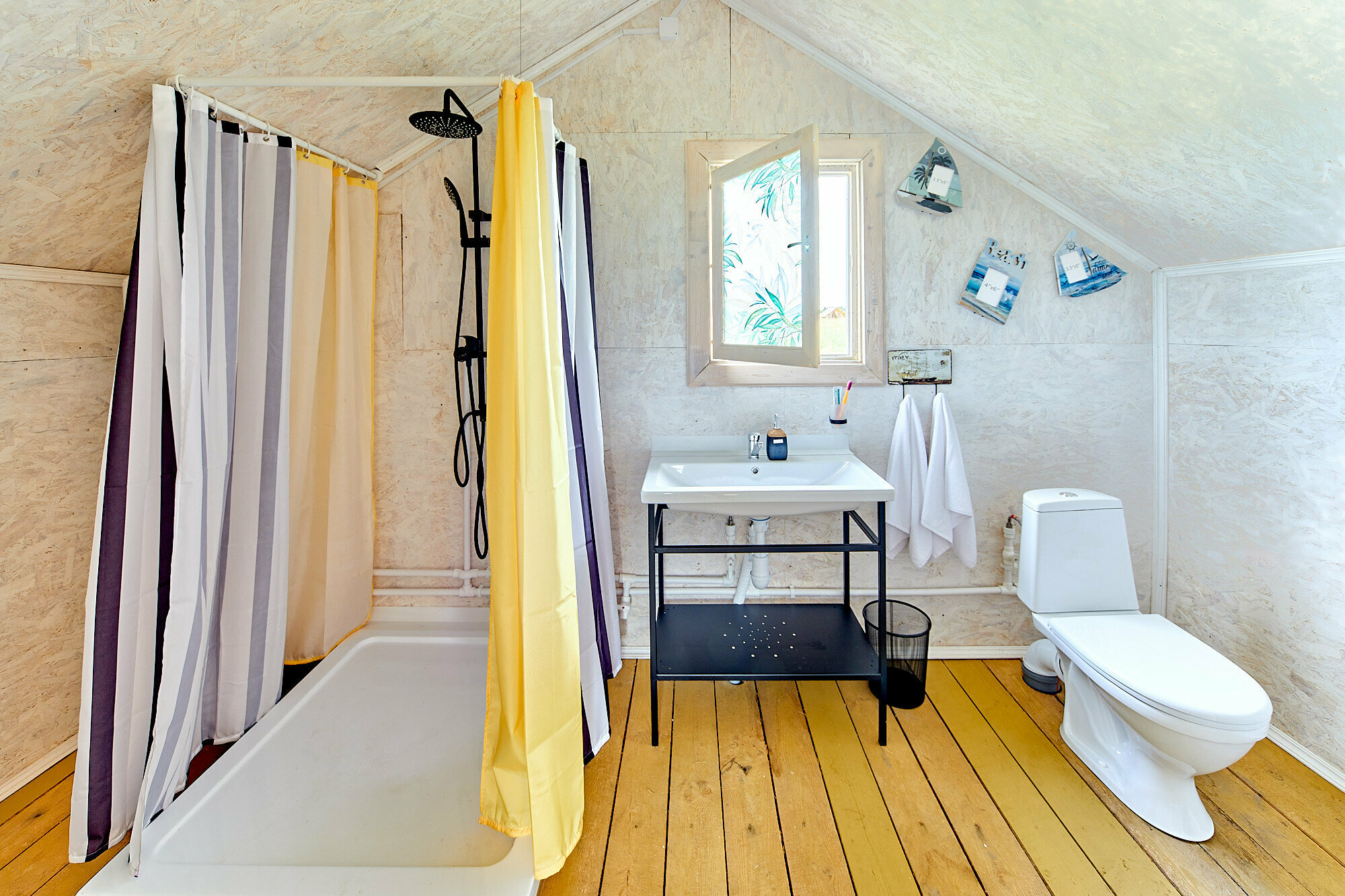 Двухместный Сафари-тент с 1 кроватью, террасой, собственным туалетом и душем.