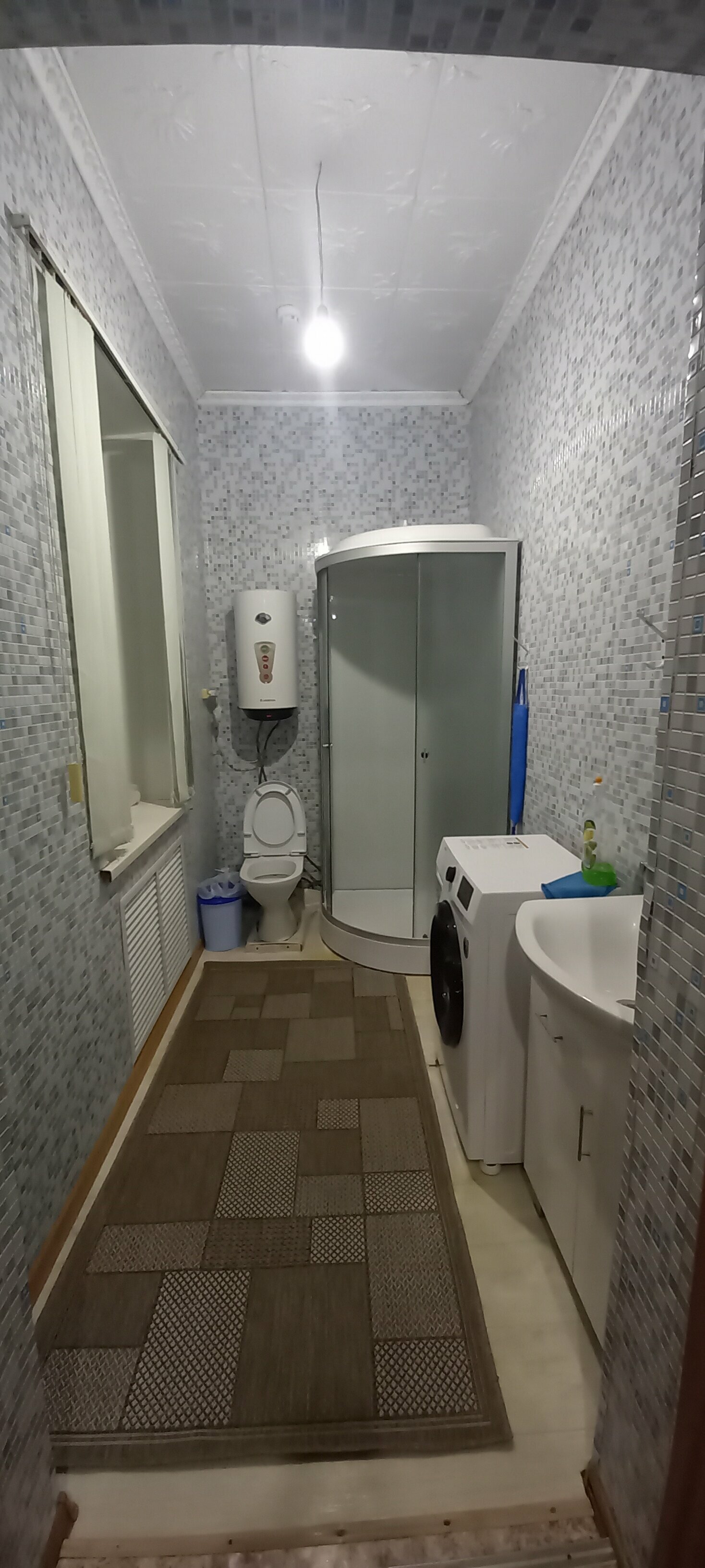 Трехместный номер с основными удобствами и общей ванной комнатой