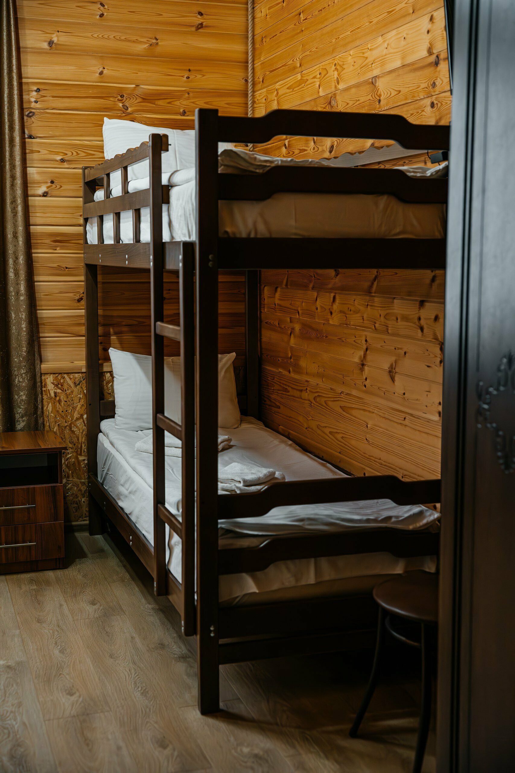 Четырехместный номер с двуспальной кроватью и двухъярусной кроватью