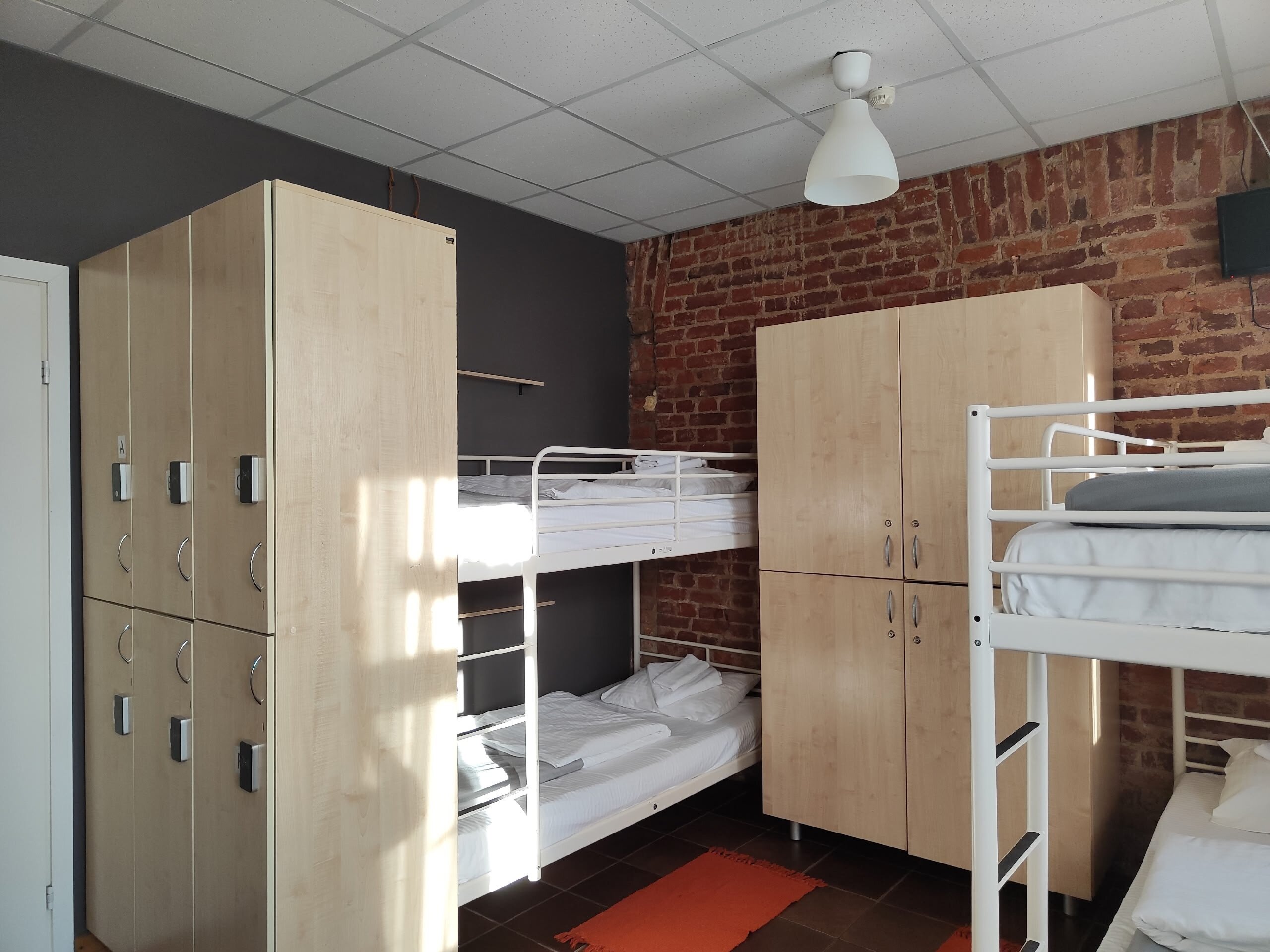 Шестиместный номер с собственной душевой комнатой