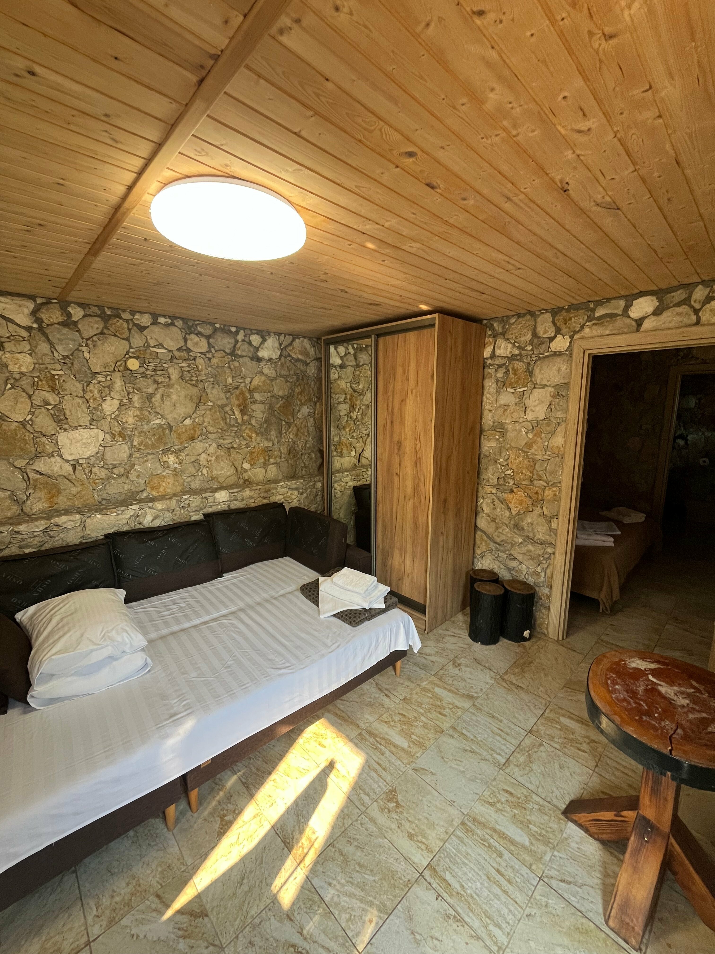 Четырехместный номер с ванной комнатой