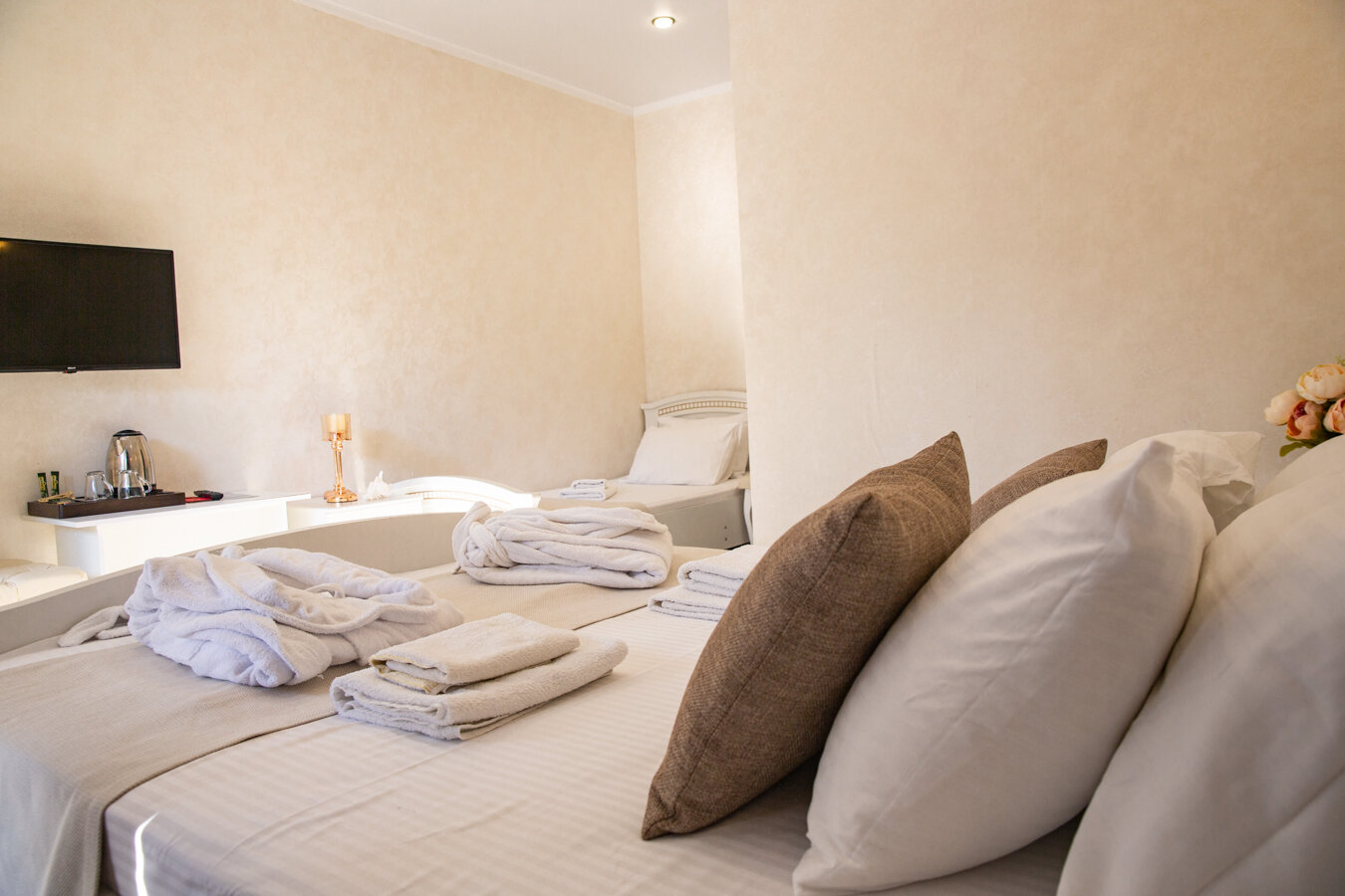 Семейный номер с видом на сад