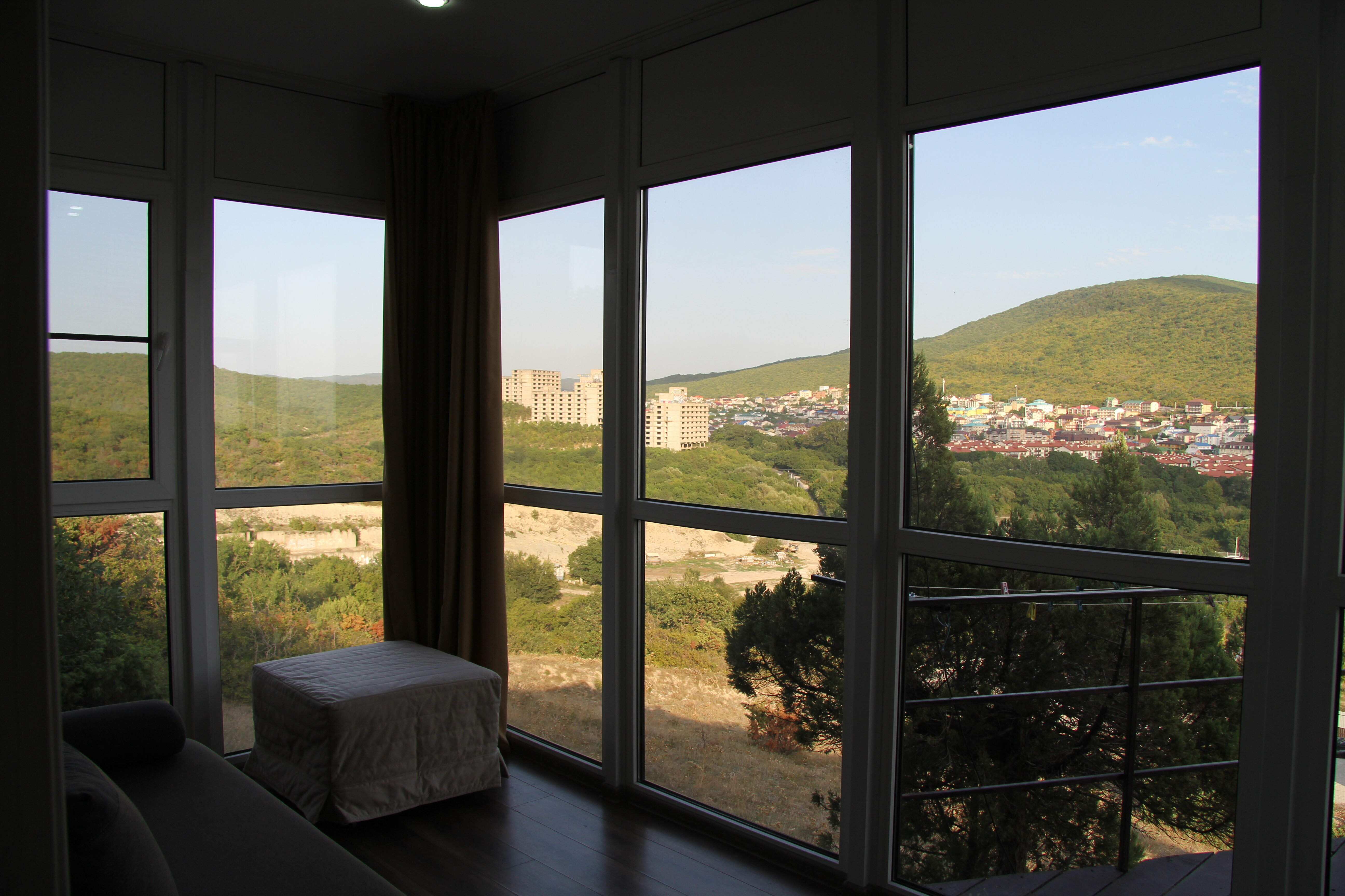 Трехместный номер с видом на горы