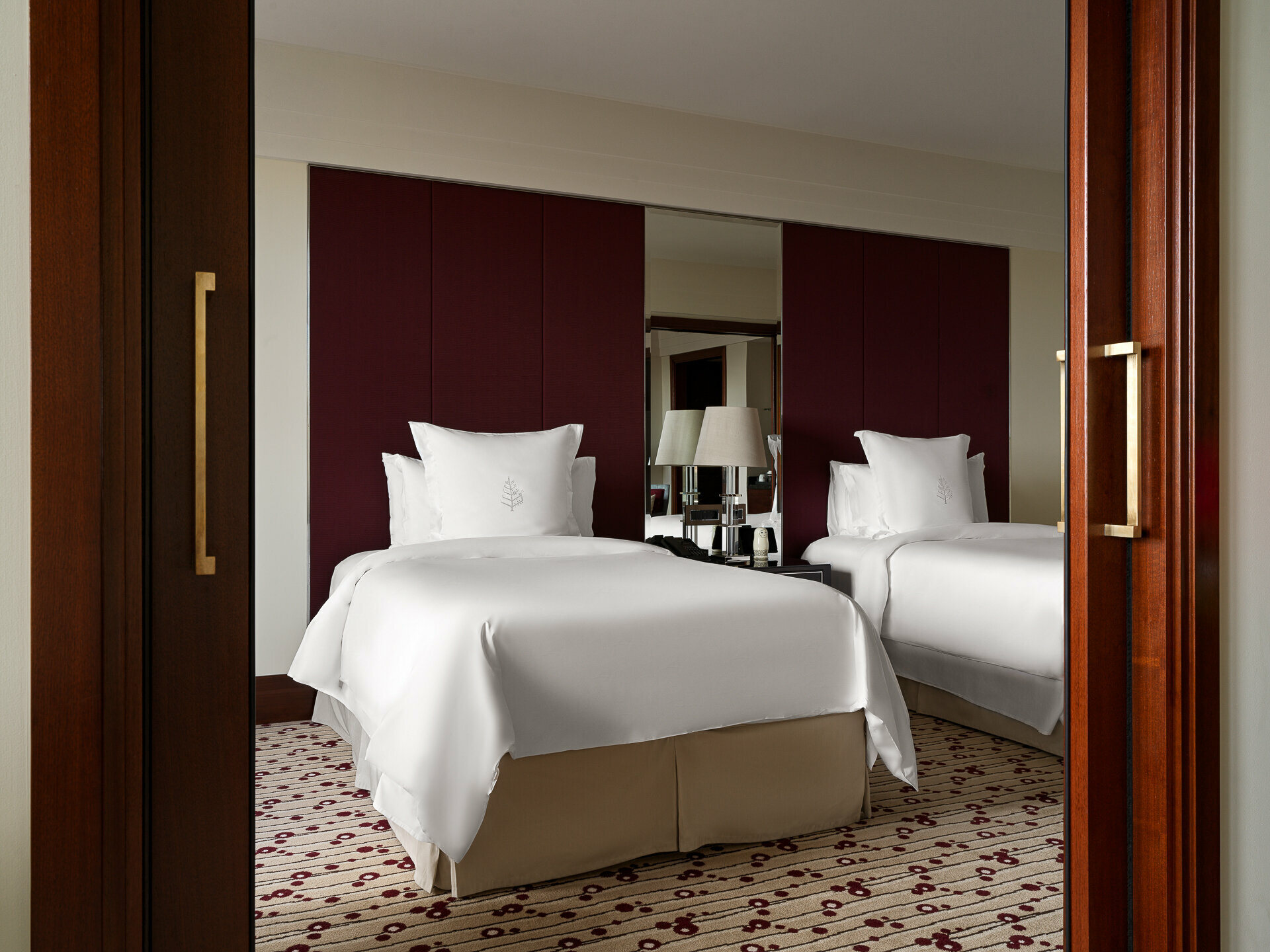 ЛЮКС "FOUR SEASONS EXECUTIVE С ВИДОМ НА КРЕМЛЬ ТВИН"