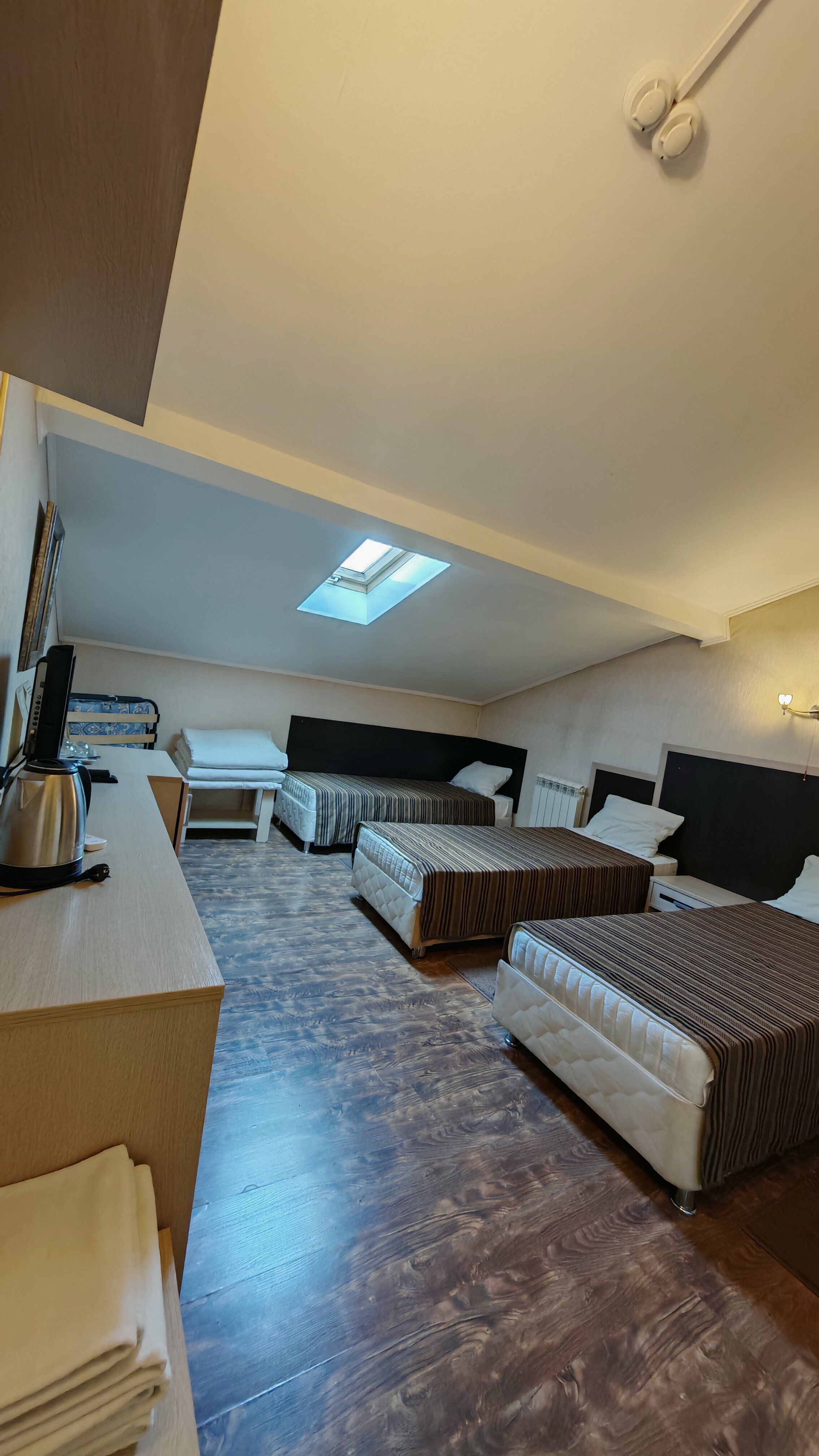 Трехместный номер с собственной ванной комнатой