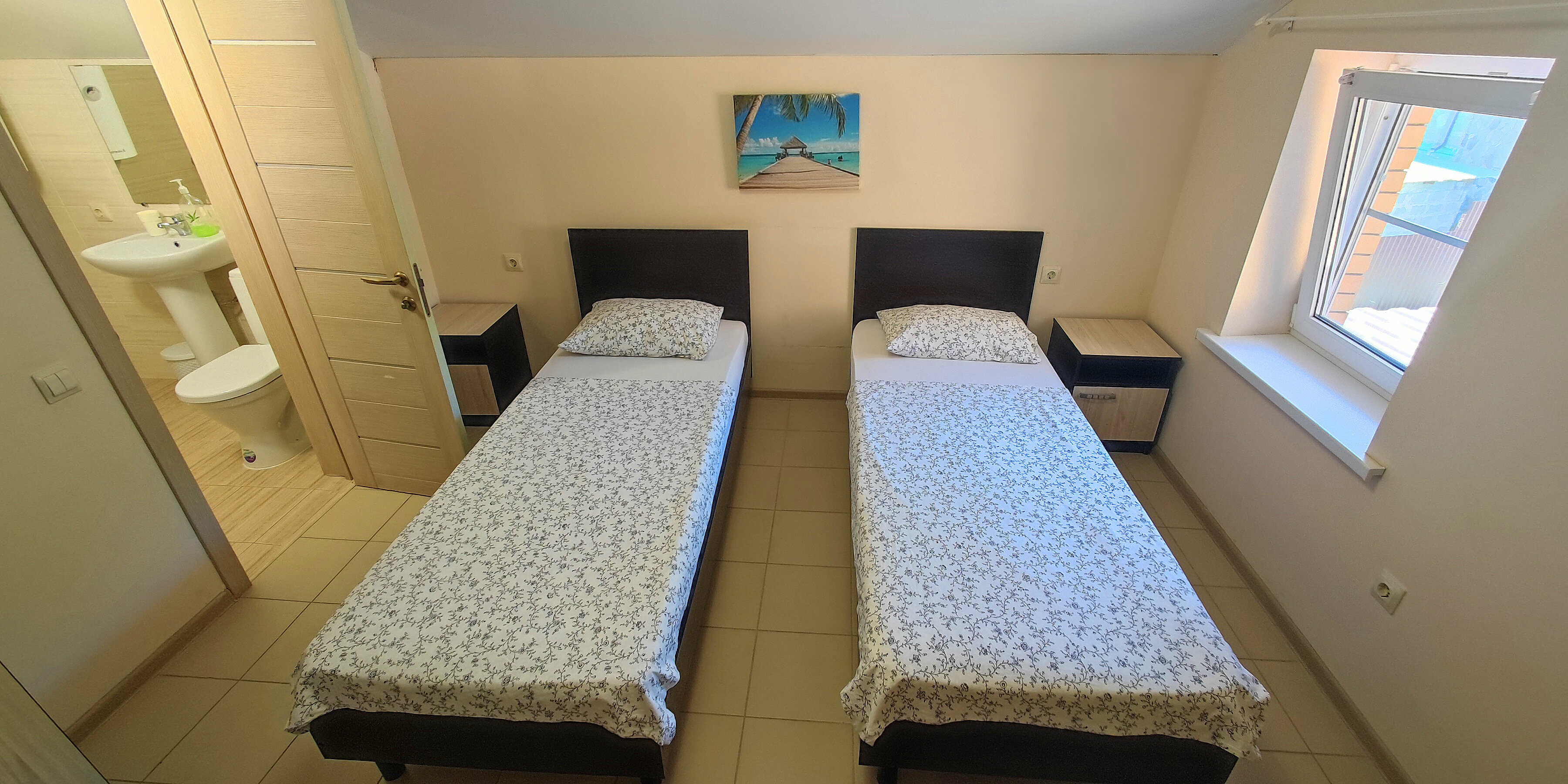 Двухместный номер с 2 отдельными кроватями и окном