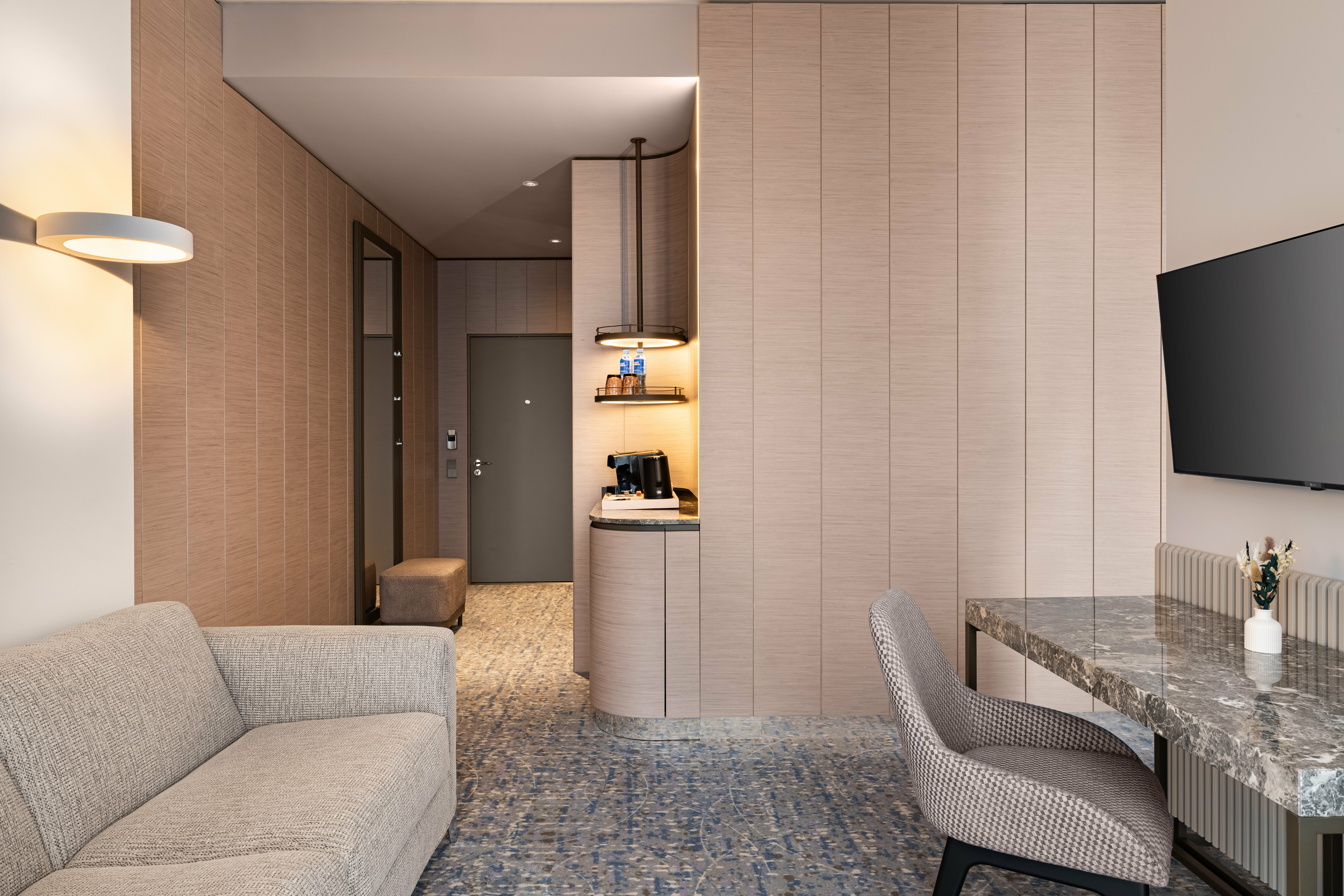 Люкс с видом на Арбат с одной большой кроватью