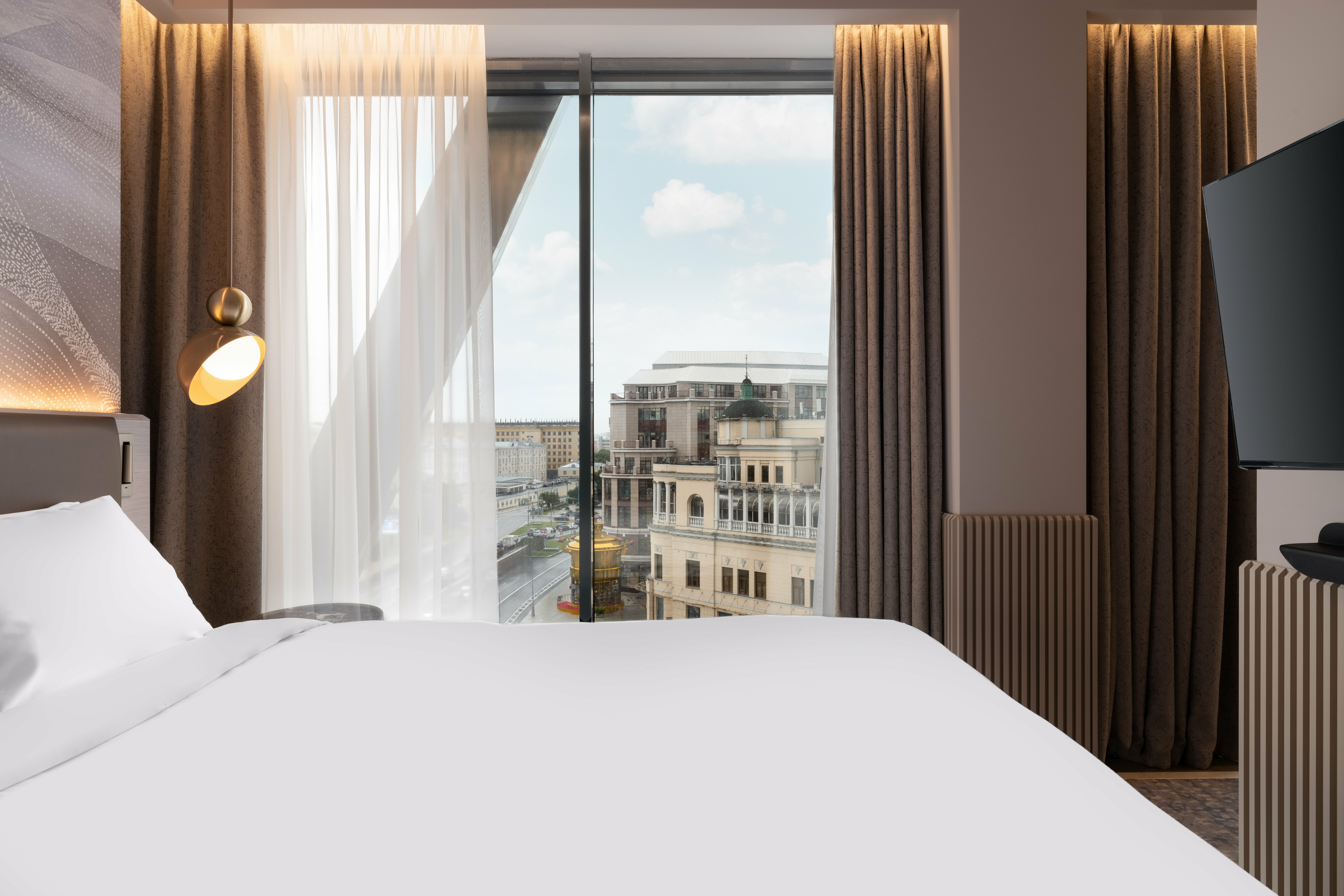 Люкс с видом на Арбат с одной большой кроватью