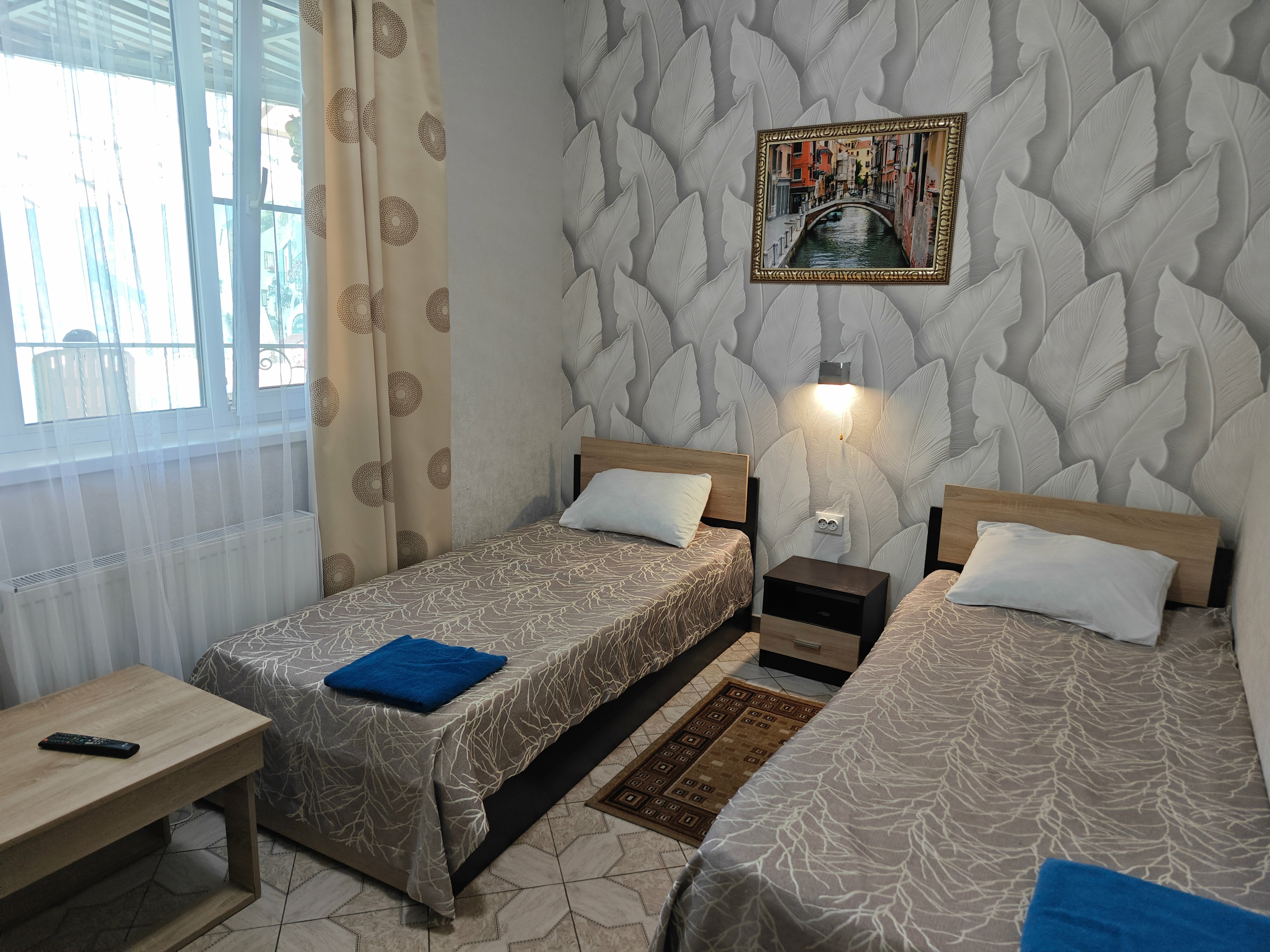 Трехместный номер эконом-класса с общей ванной комнатой