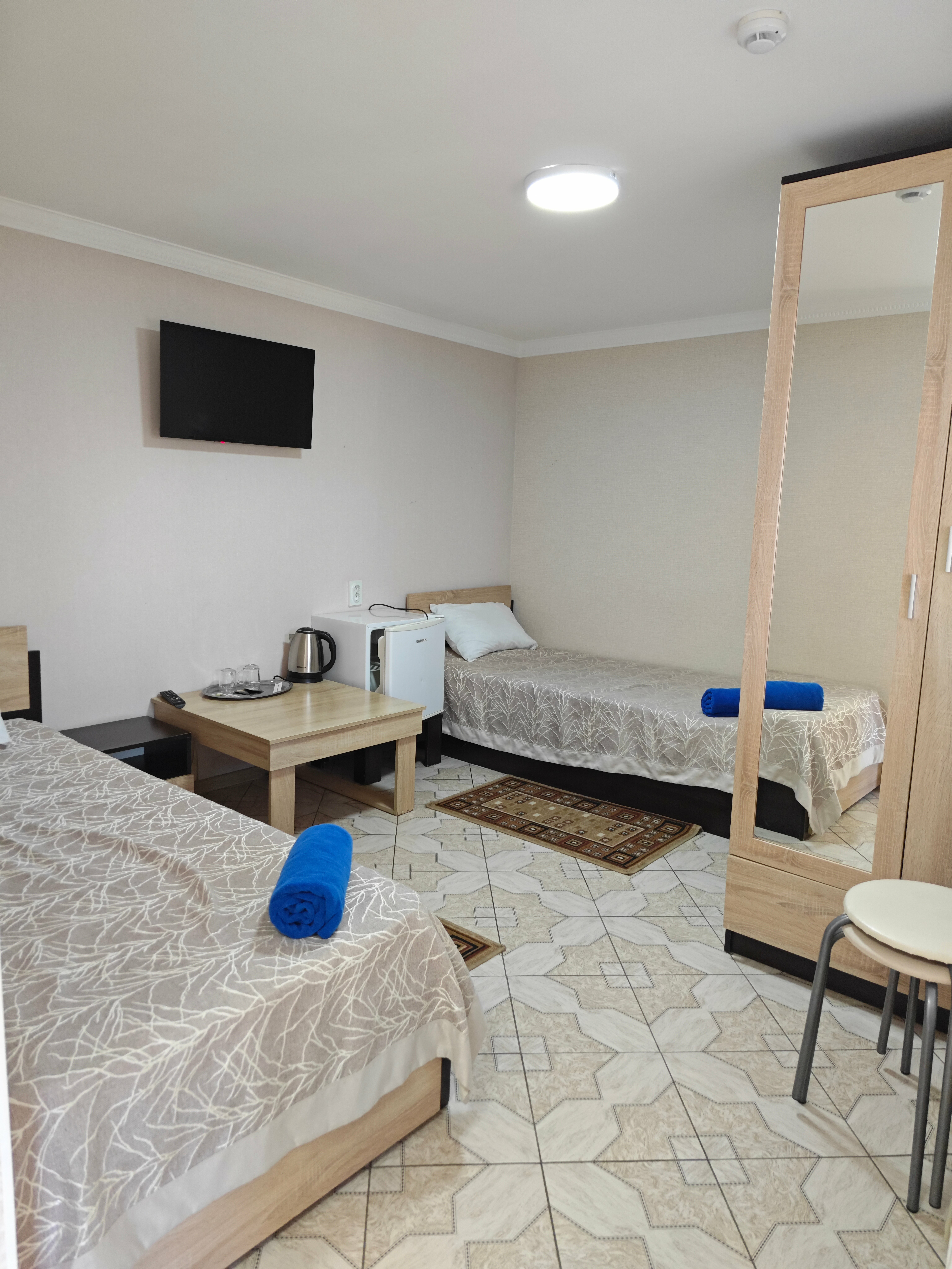 Двухместный номер с 2 отдельными кроватями и общей ванной комнатой