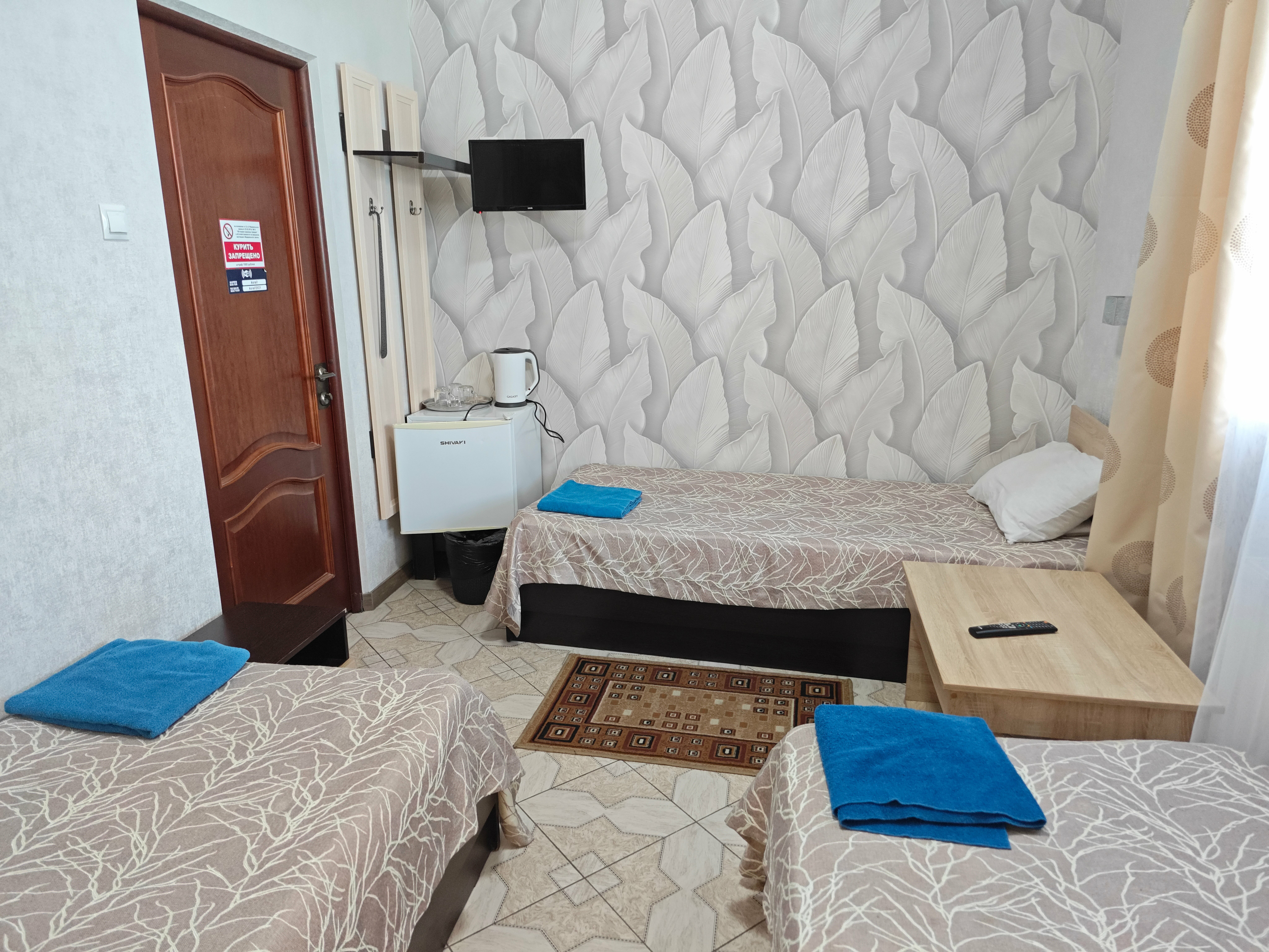 Трехместный номер эконом-класса с общей ванной комнатой