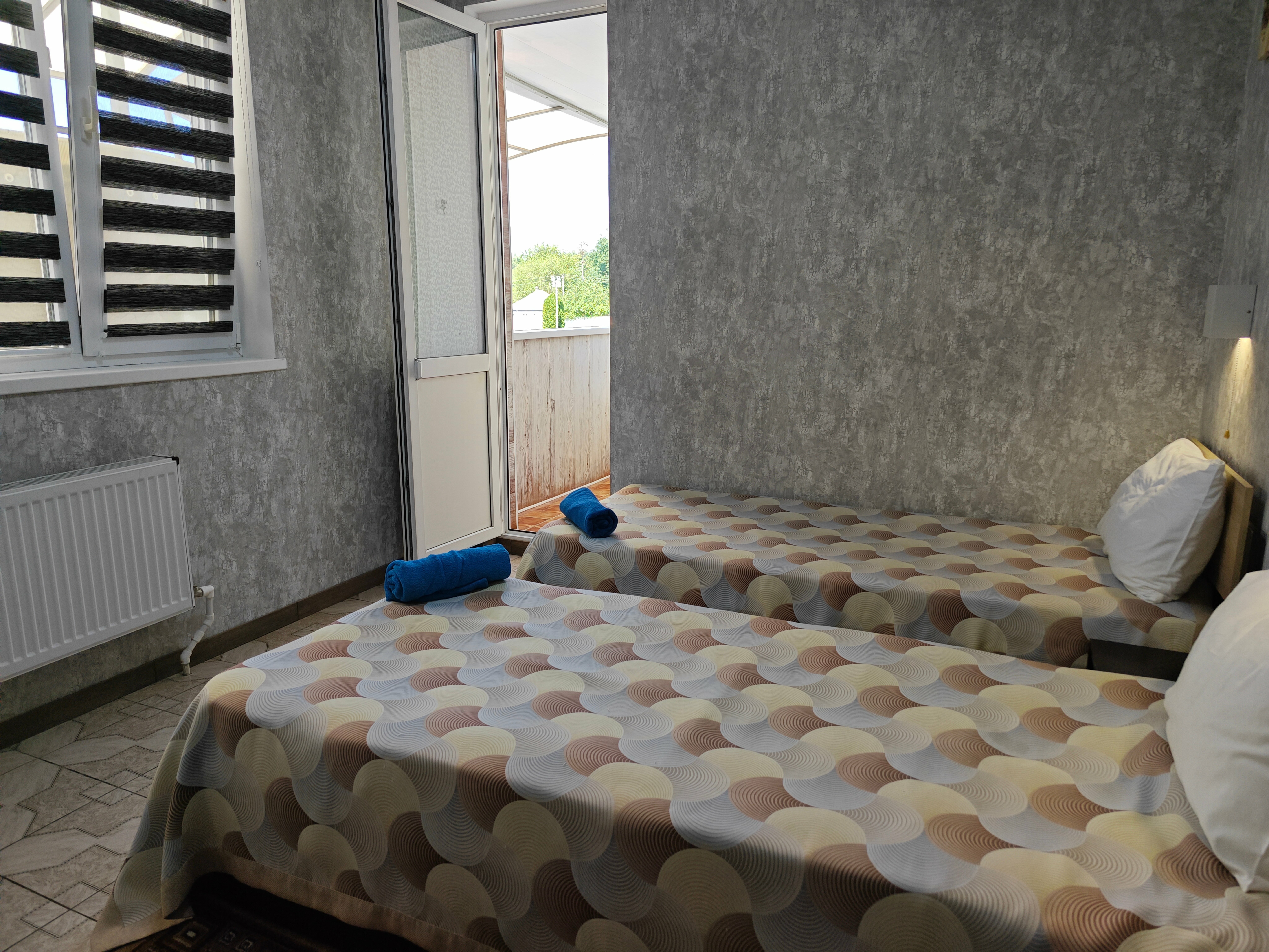 Двухместный номер с 2 отдельными кроватями и общей ванной комнатой