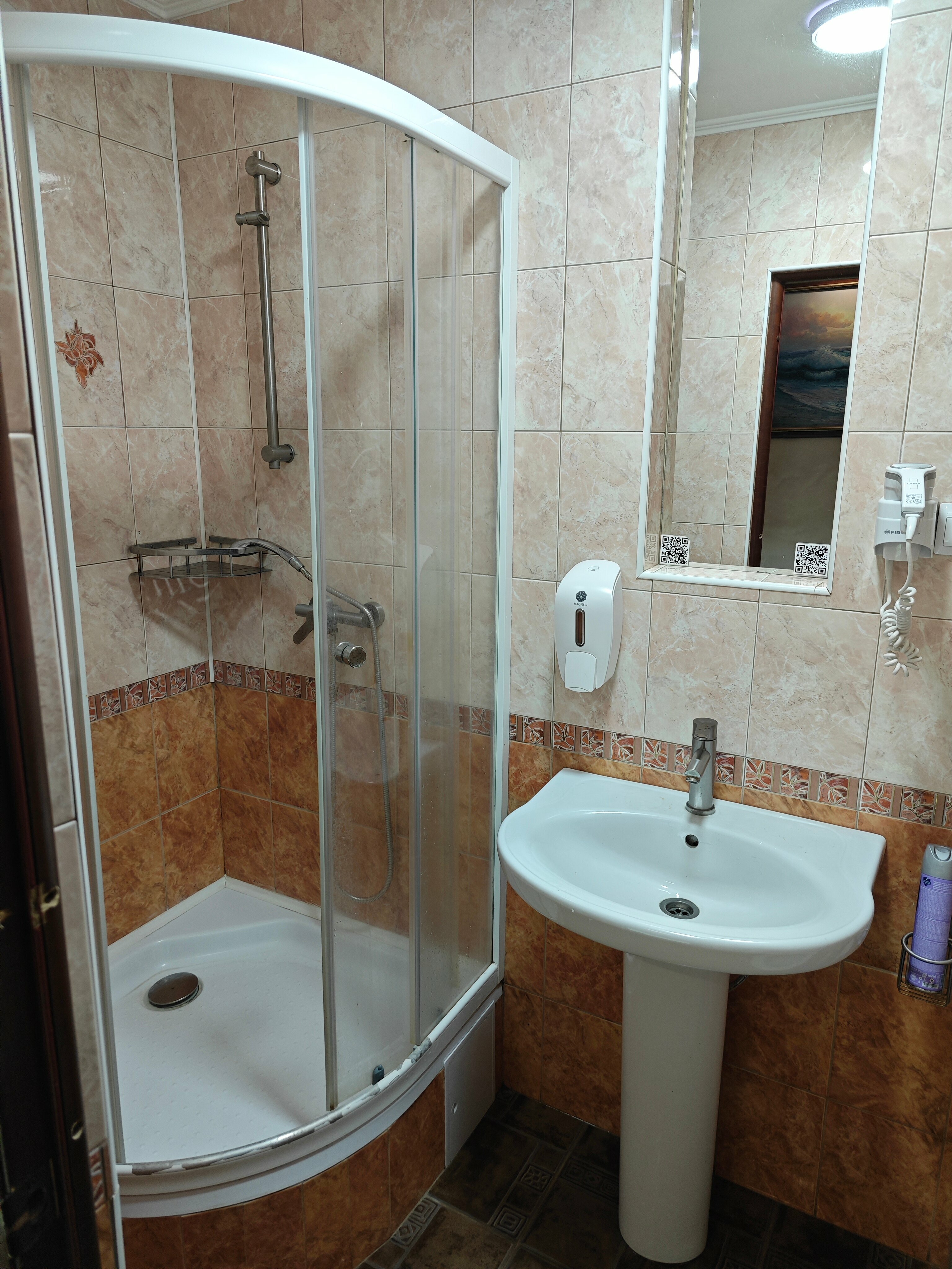 Трехместный номер эконом-класса с общей ванной комнатой