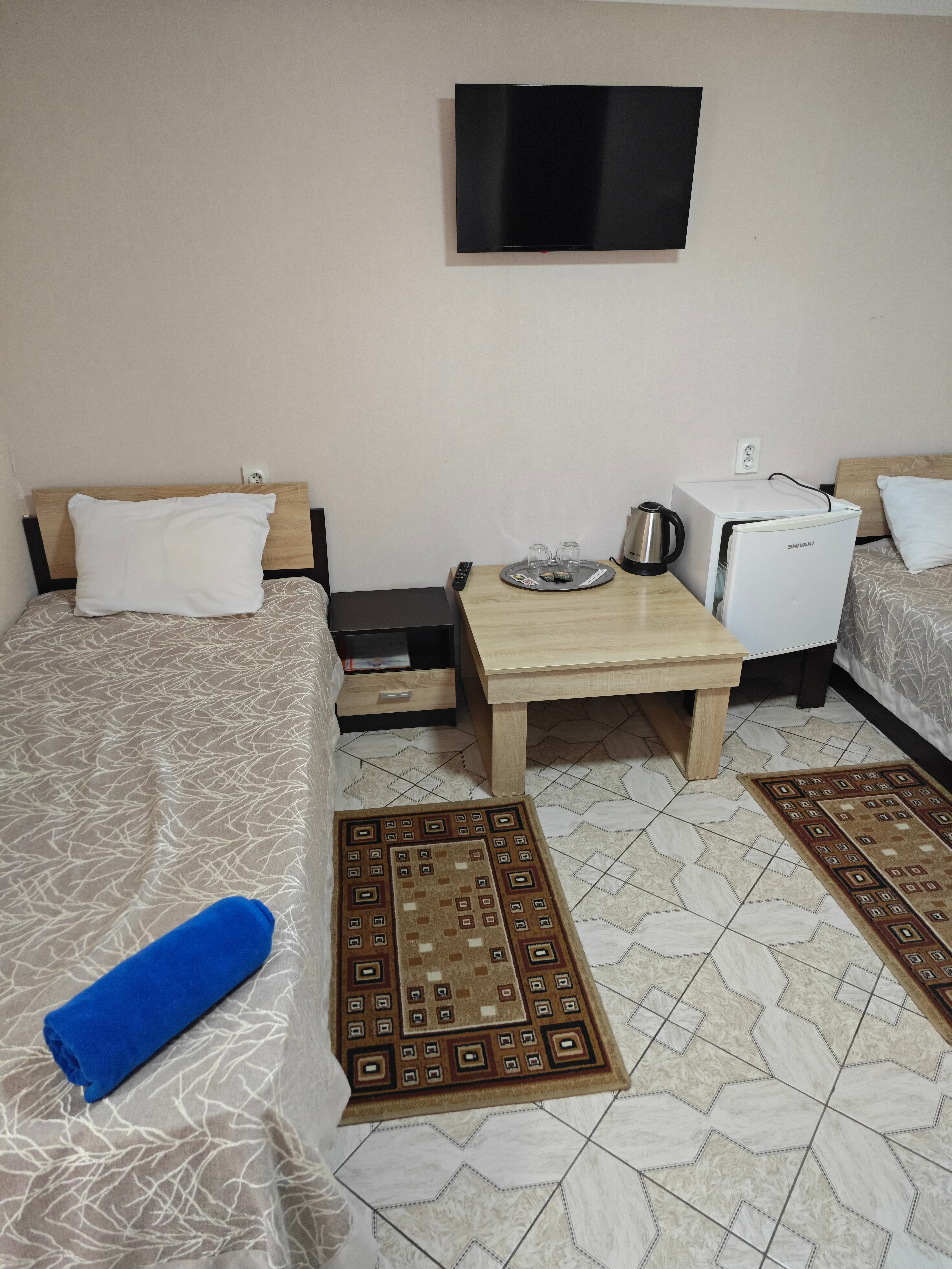 Двухместный номер с 2 отдельными кроватями и общей ванной комнатой