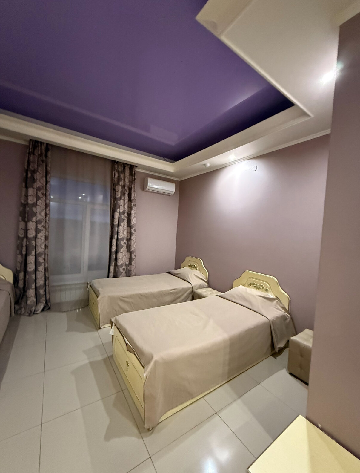 Трехместный номер с собственной ванной комнатой