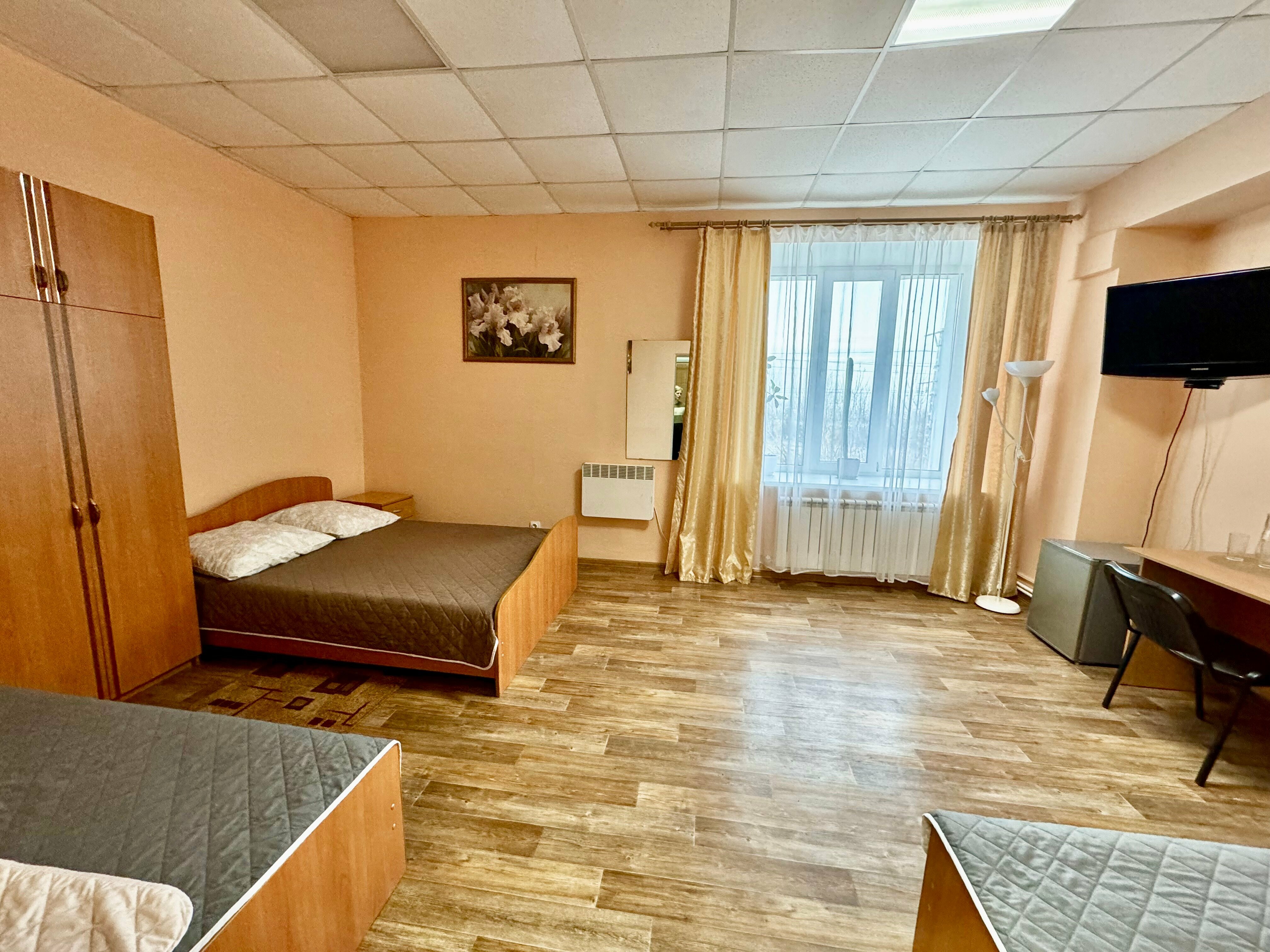 Семейный номер с общей ванной комнатой