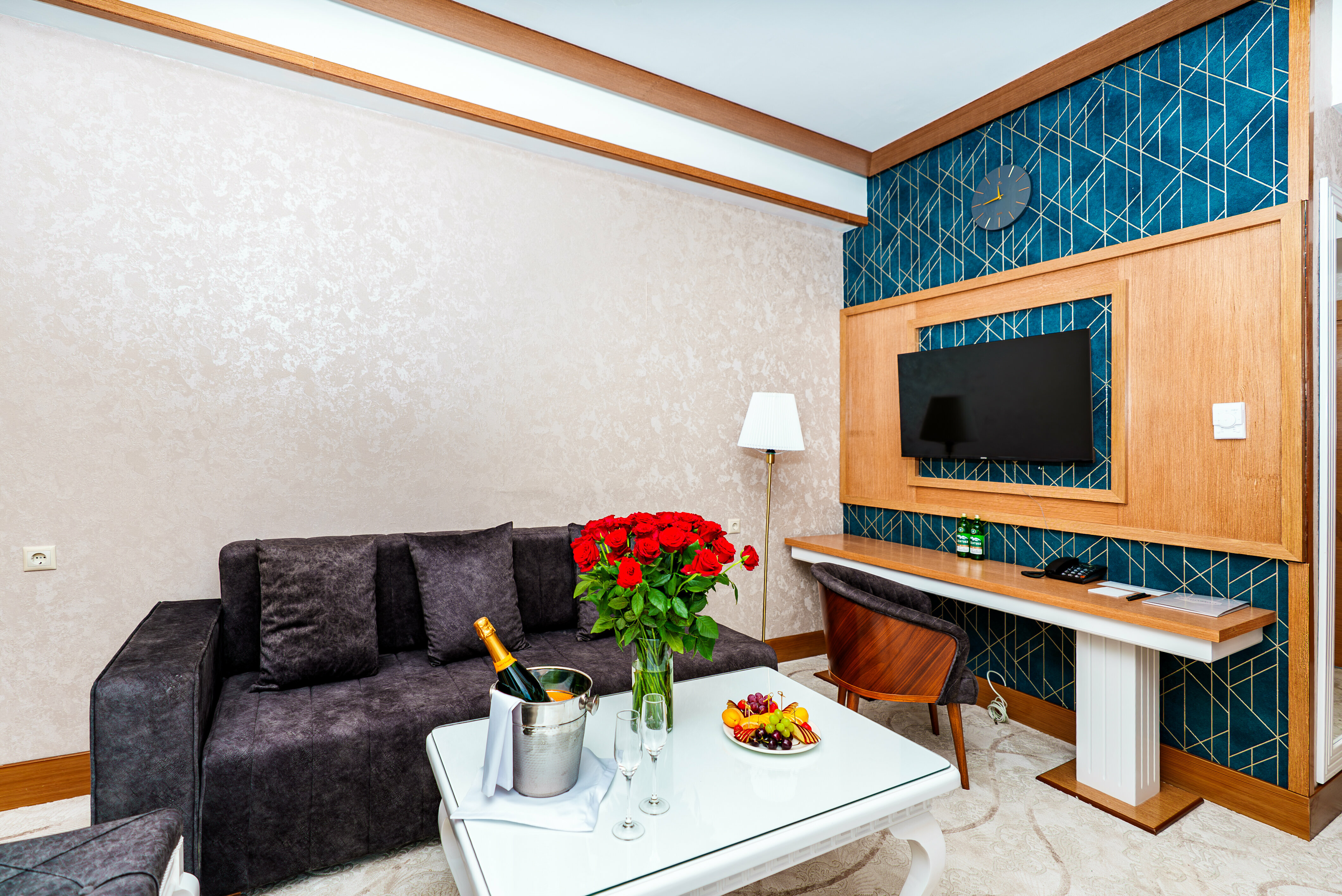 Джуниор Сюит