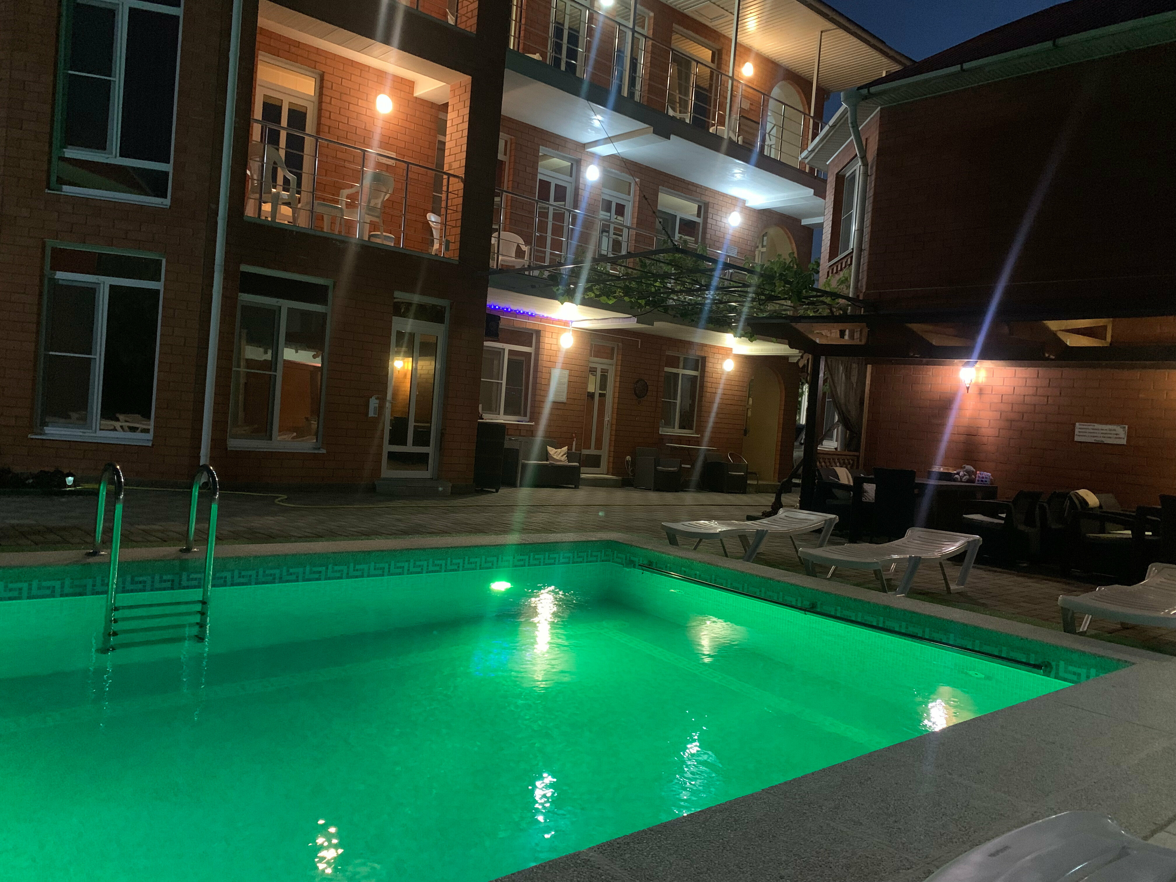 Двухкомнатный номер до 5 гостей, двуспальная кровать, балкон, с удобствами