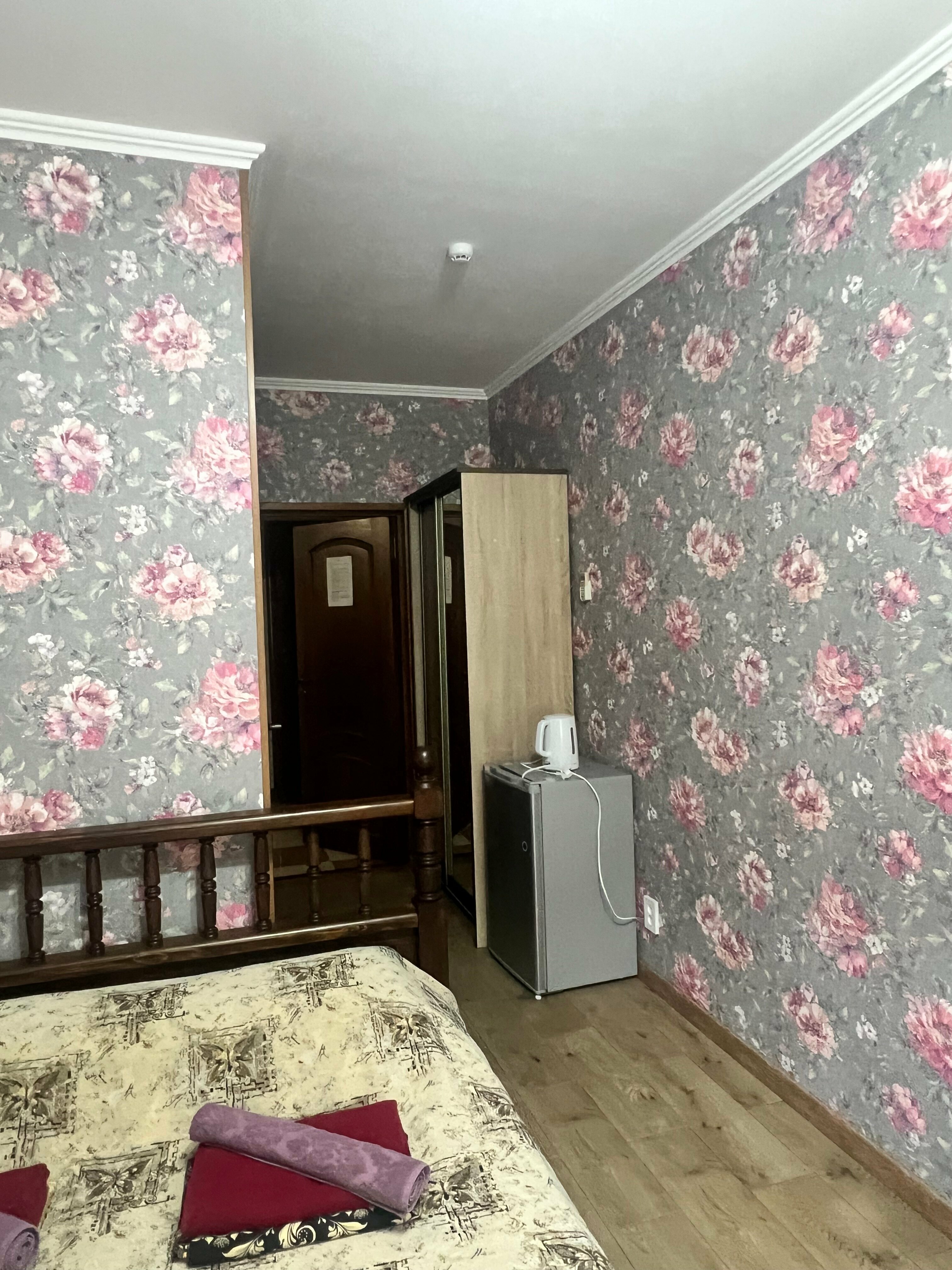 Двухместный номер с двуспальной кроватью и дополнительной кроватью