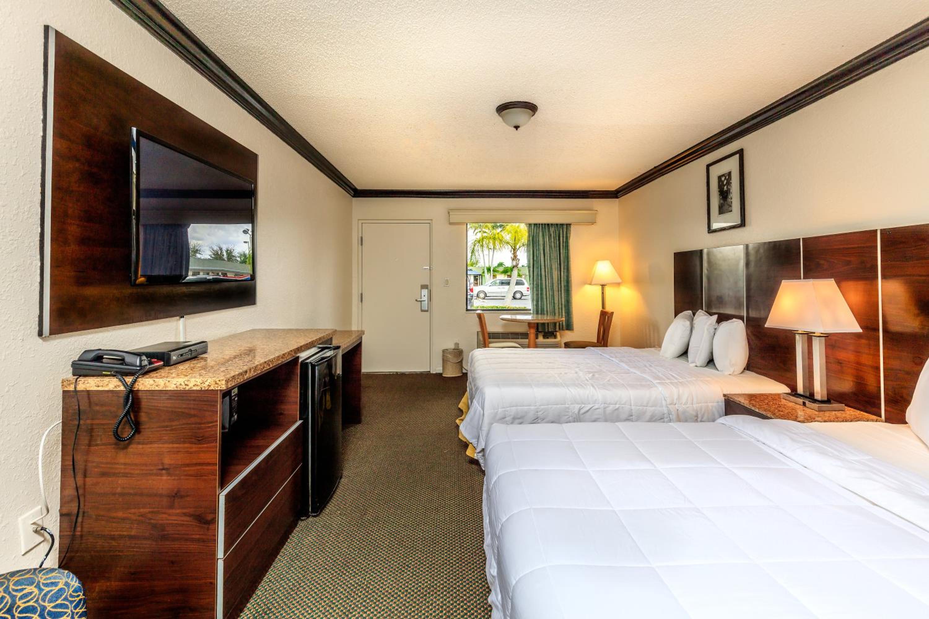 Queen Room with Two Queen Beds - Smoking