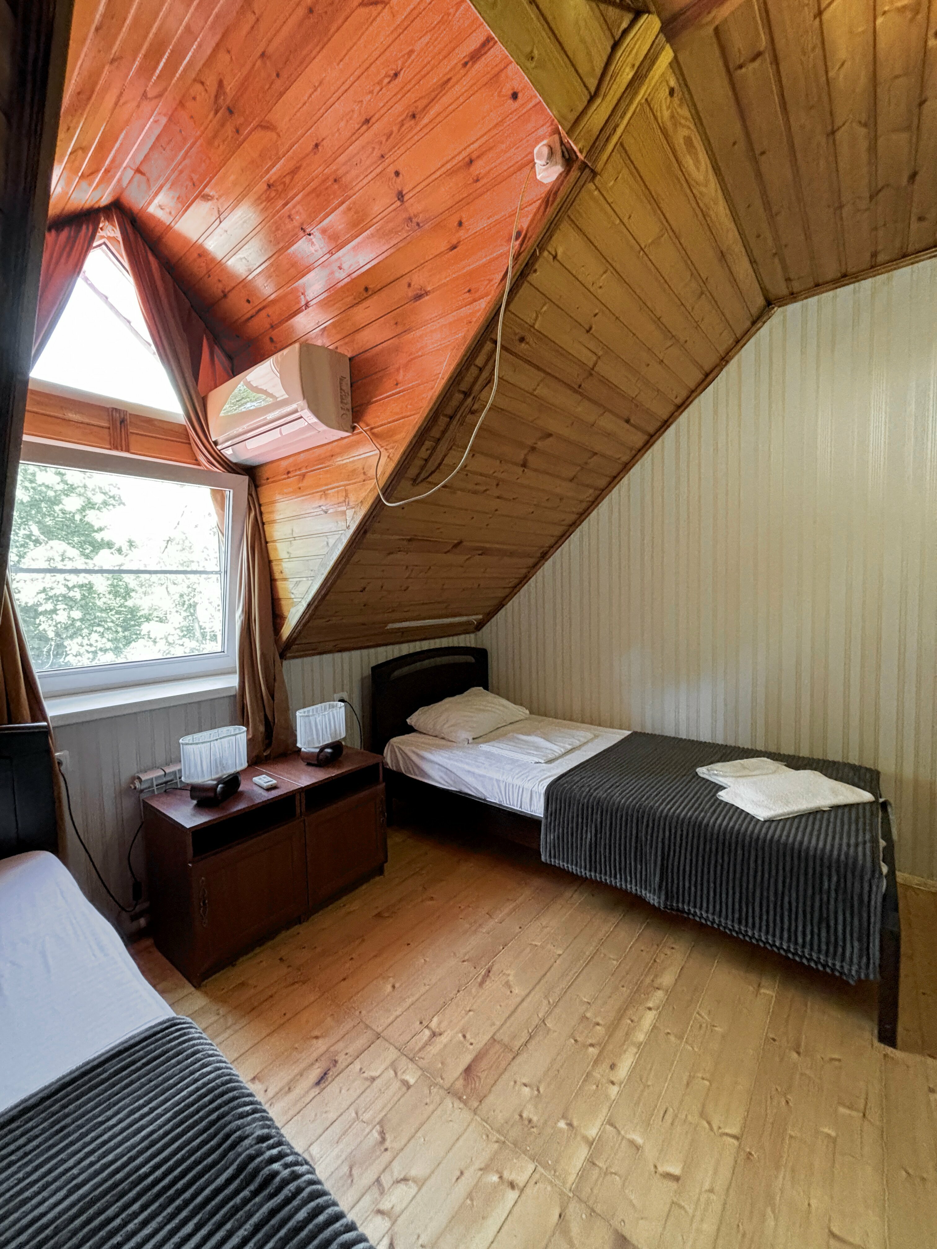 Небольшой двухместный номер с 2 отдельными кроватями