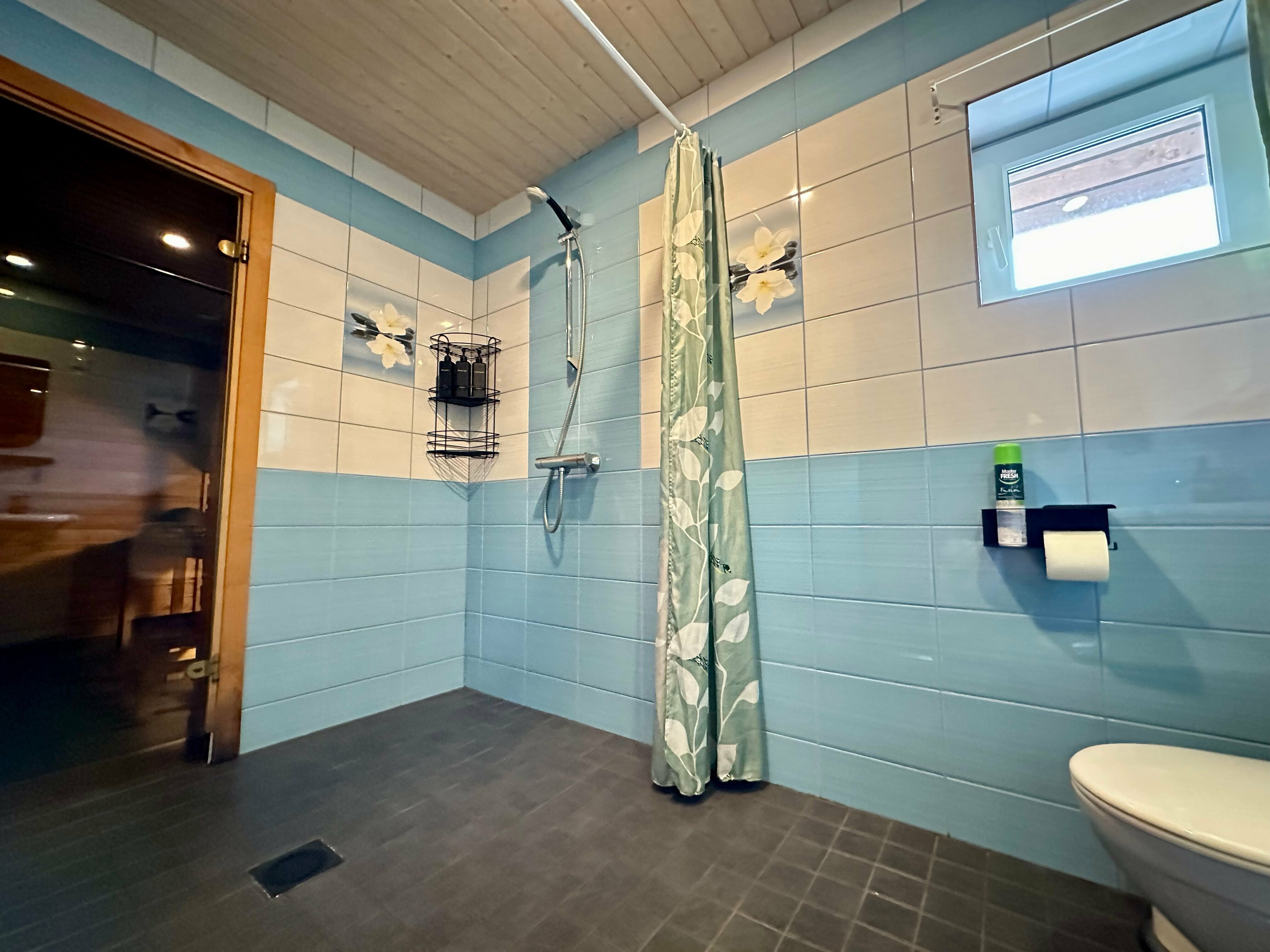 Коттедж с 3 спальнями, с сауной, на 6(+2) чел.