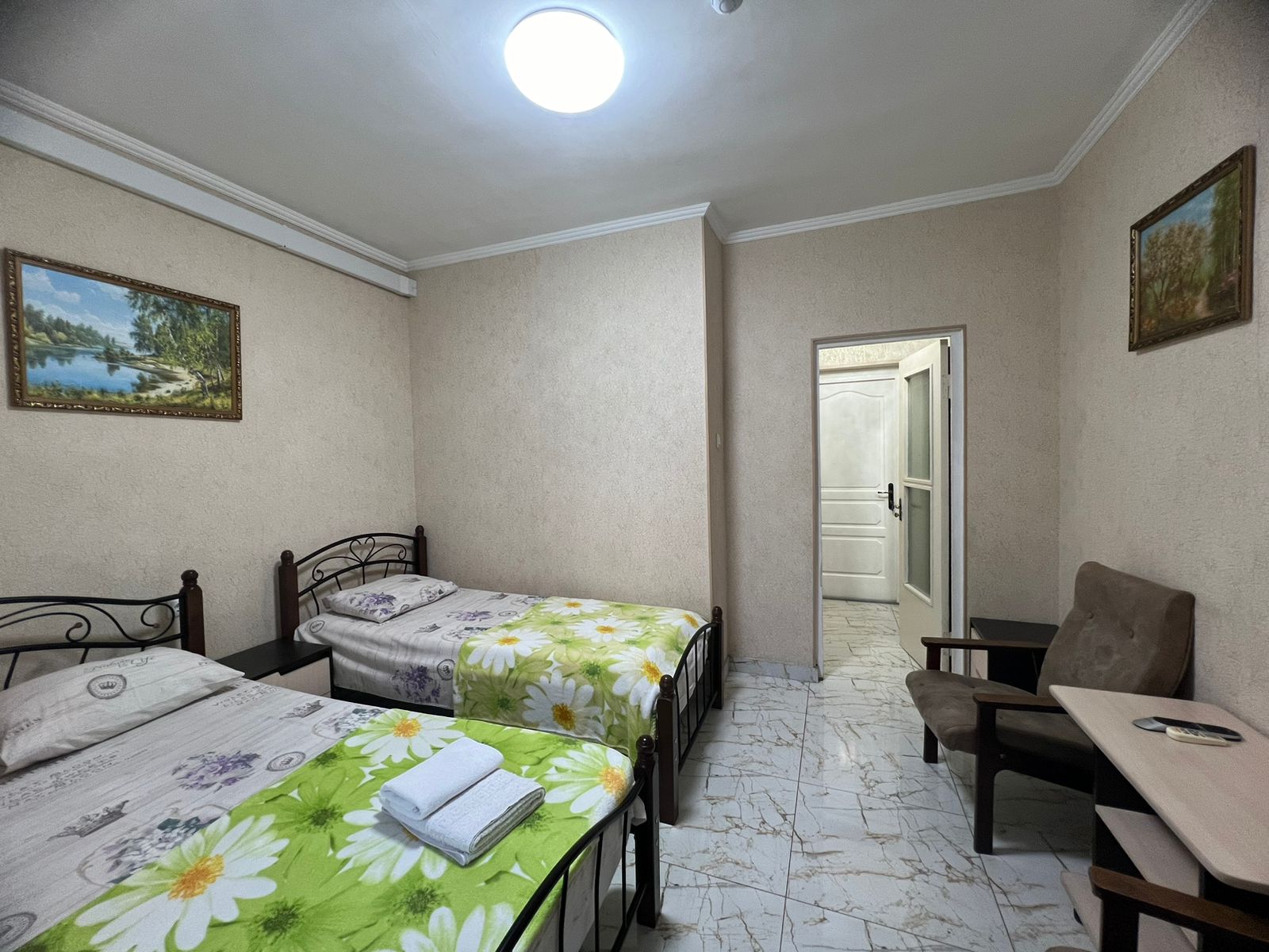 Трехместный номер с собственной ванной комнатой