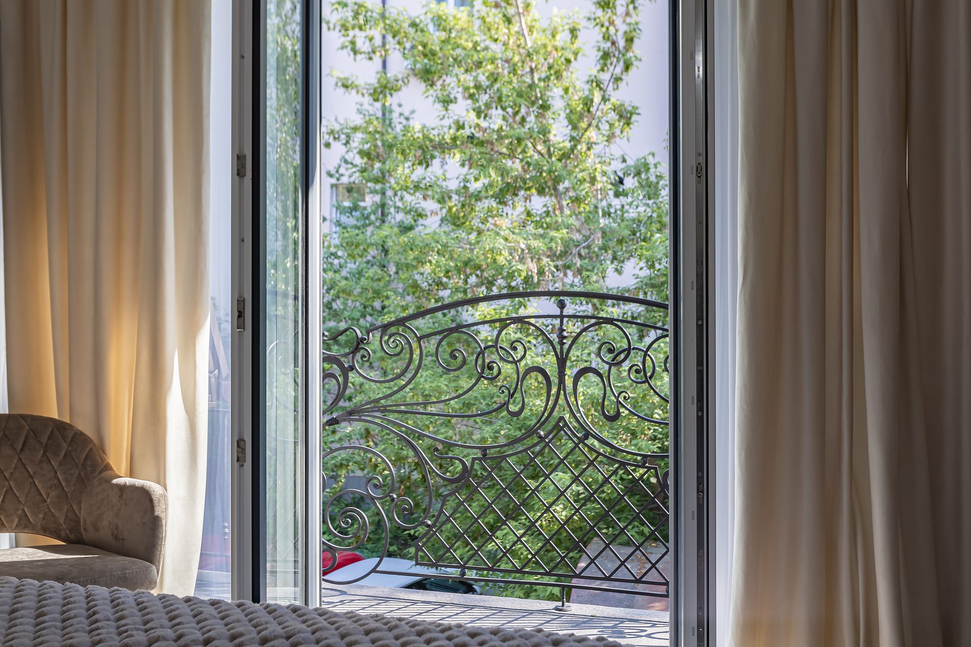 Люкс с кроватью размера «king-size» и балконом