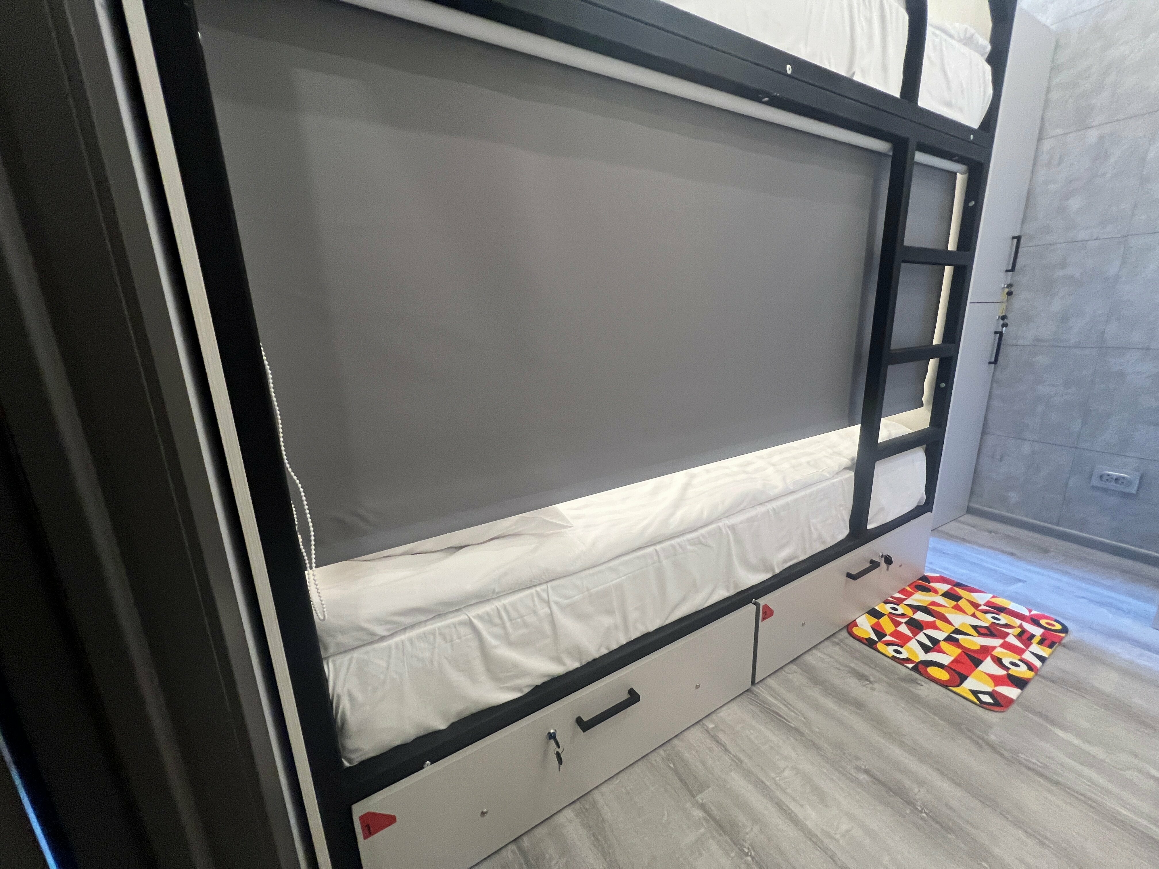 Кровать в общем номере для мужчин и женщин с 10 кроватями