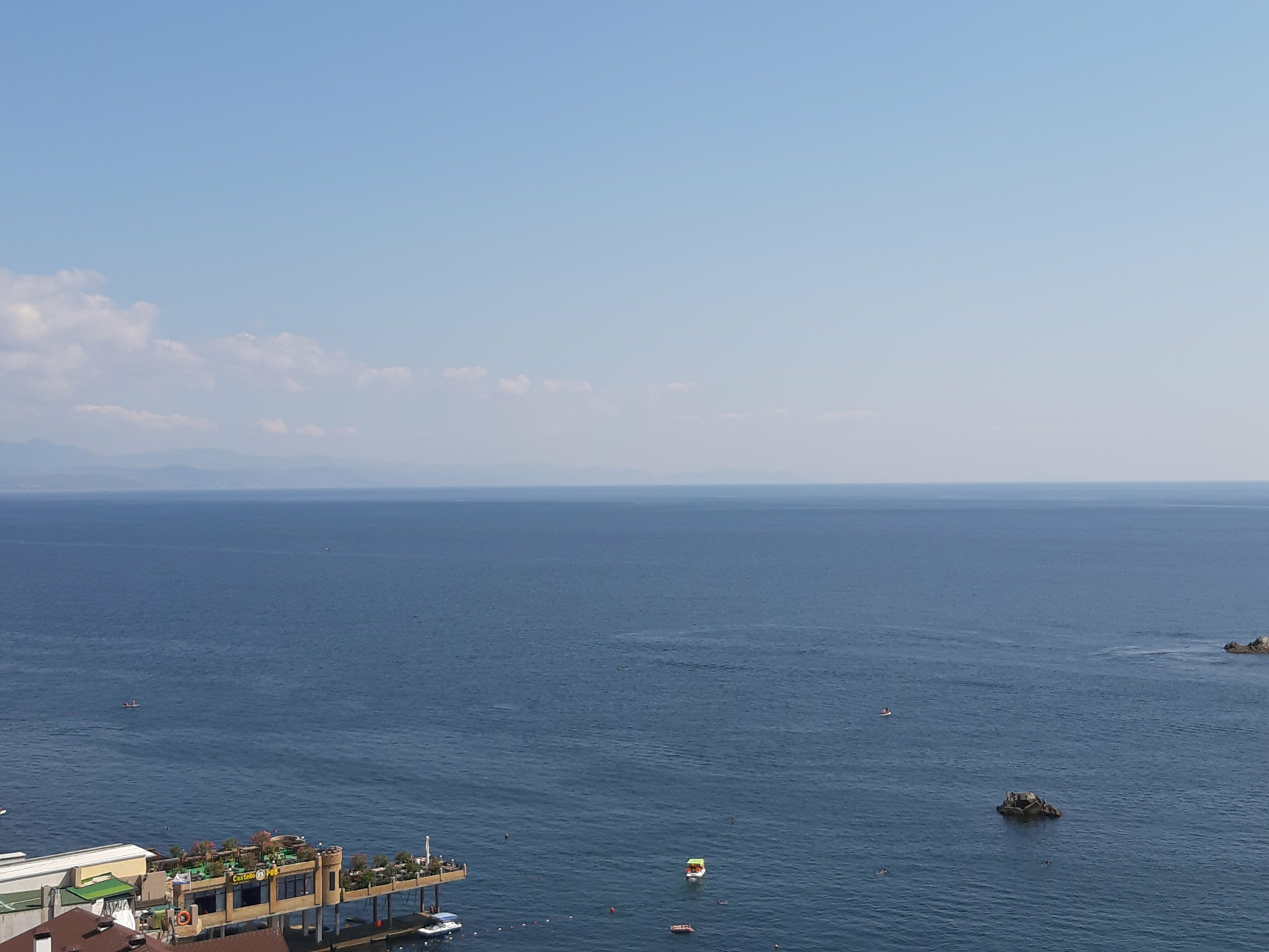 Трехкомнатные Апартаменты VIP с кухней двумя террасами с видом на море и горы