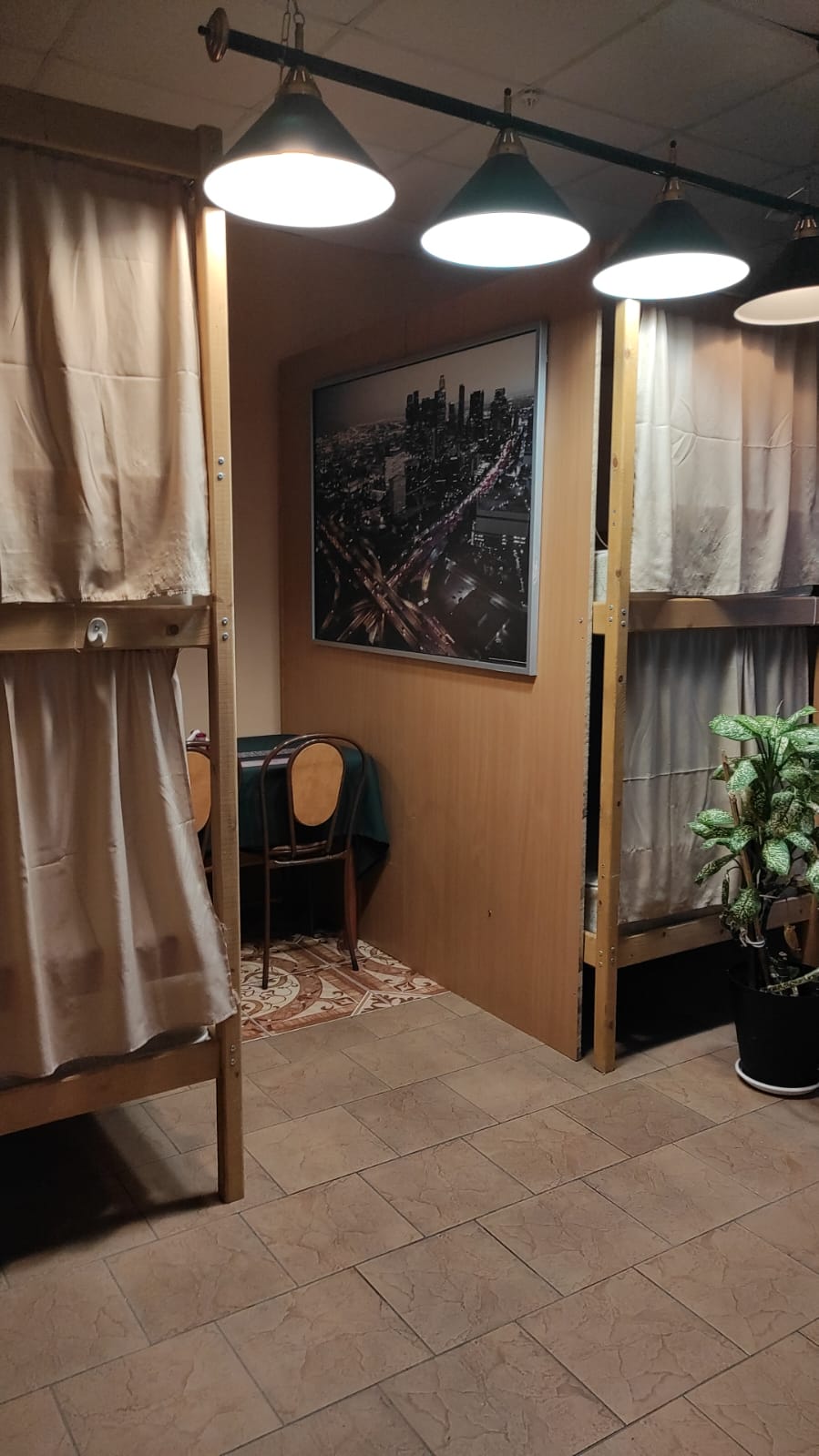 Односпальная кровать в общем номере