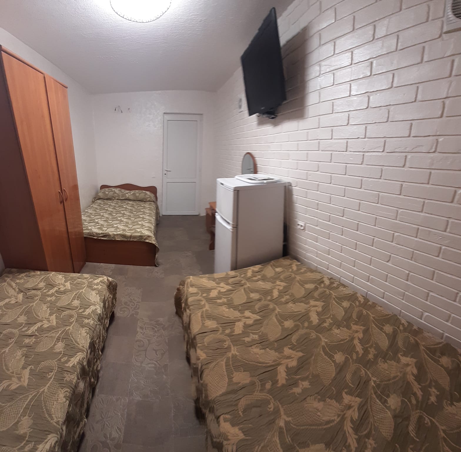 Четырехместный номер с общей ванной комнатой