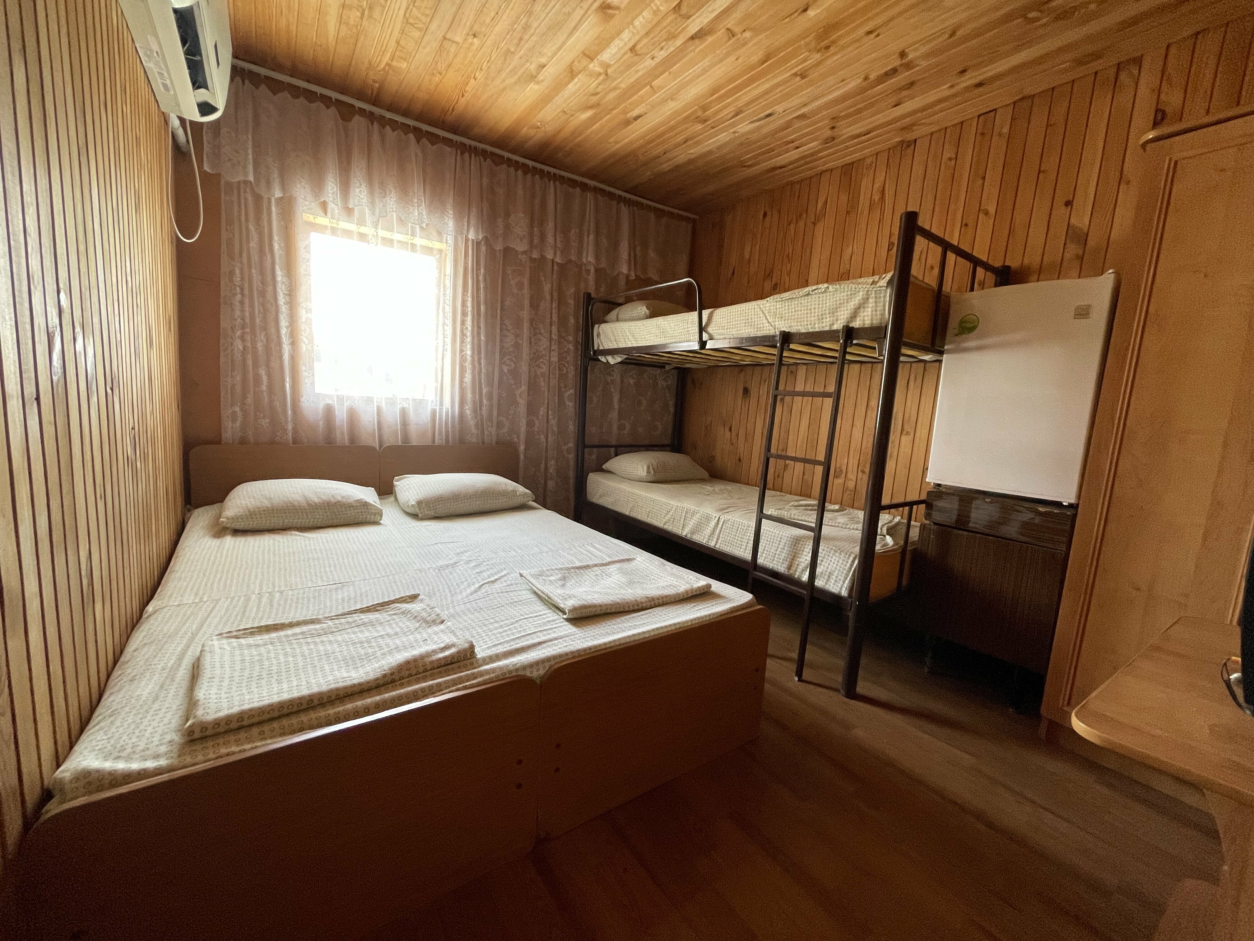 Четырехместный номер эконом-класса с общей ванной комнатой