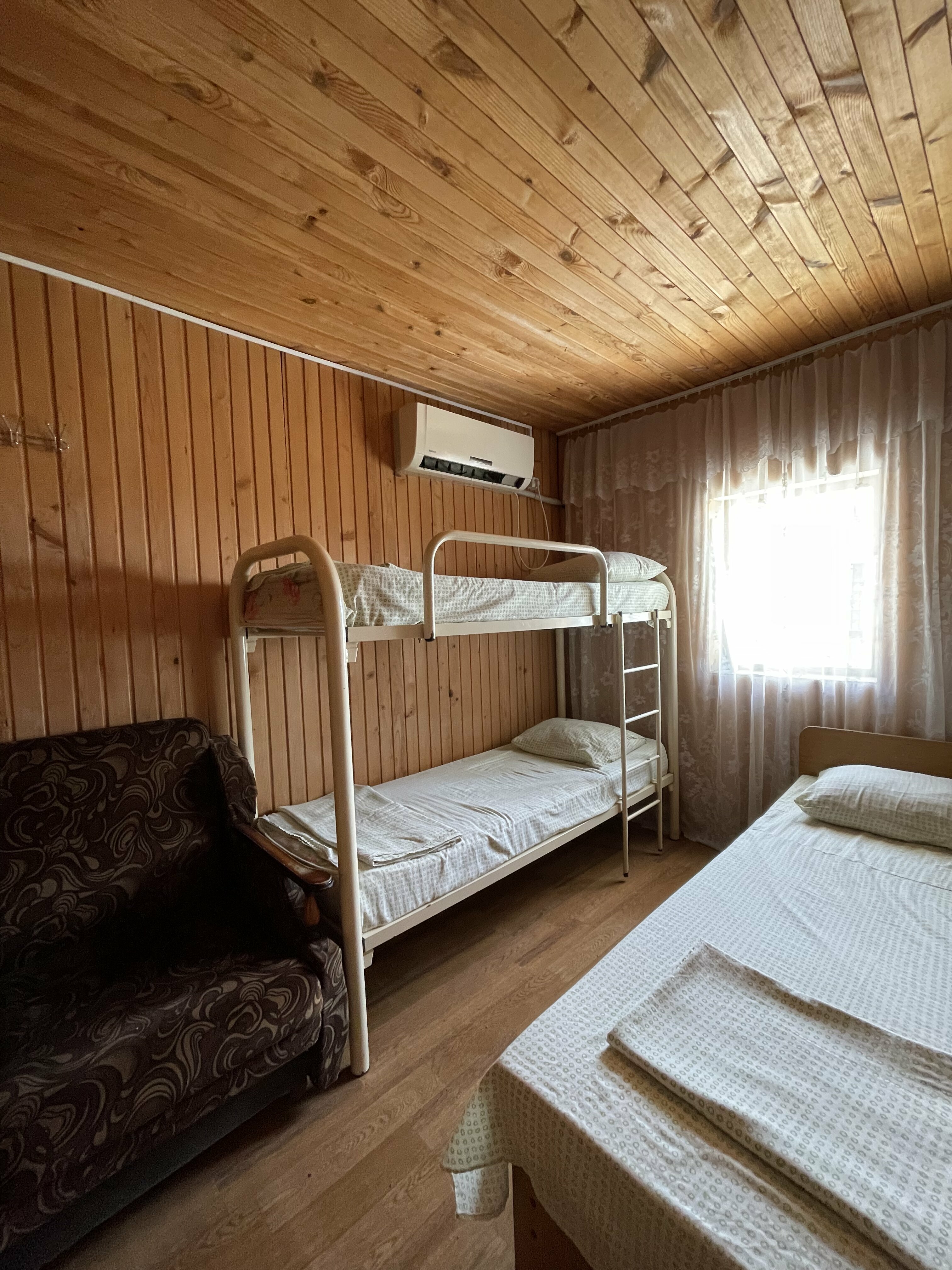 Семейный номер с общей ванной комнатой